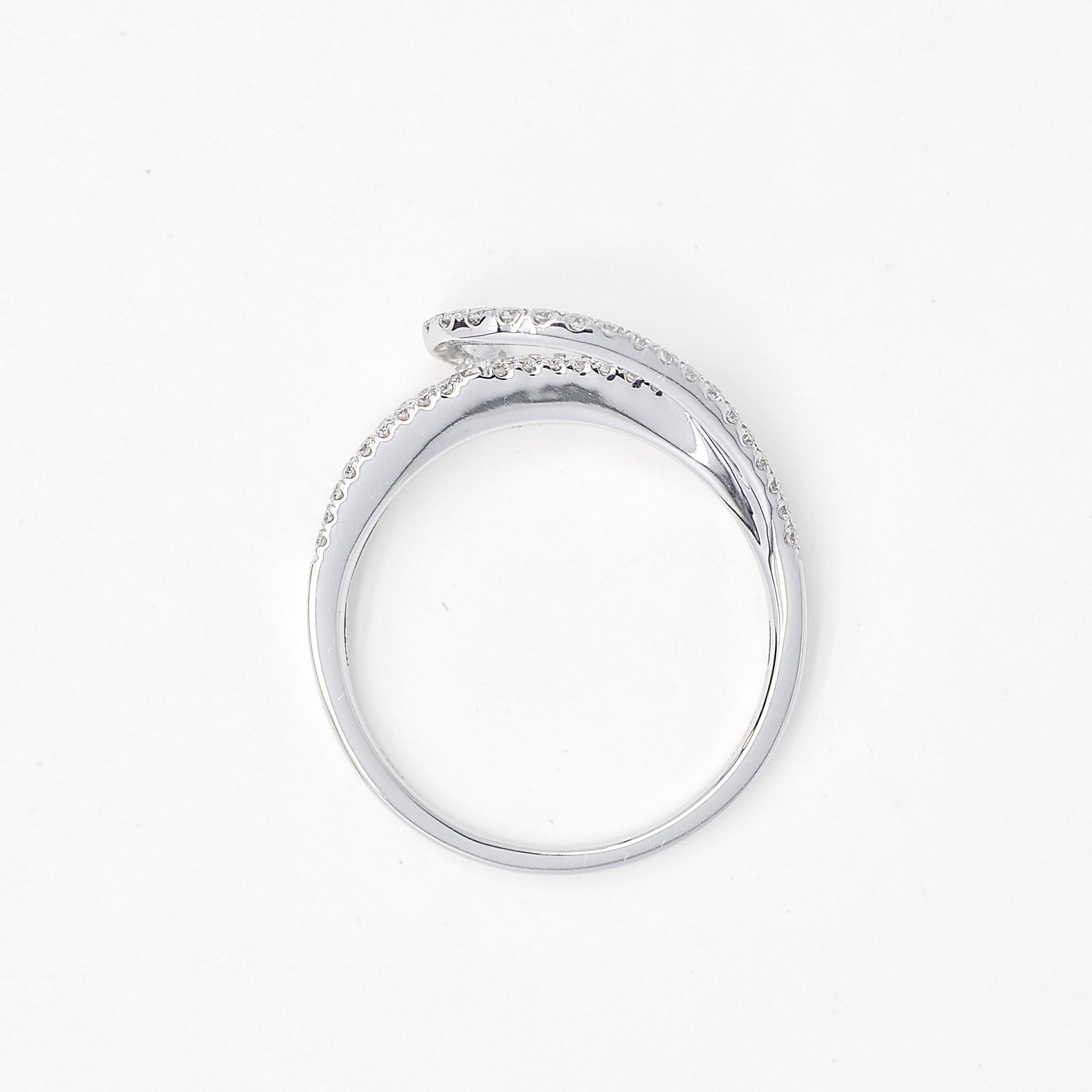 Natural Diamond 0.60 carats 18KT White Gold Multi Row Band Ring In New Condition For Sale In Antwerpen, BE