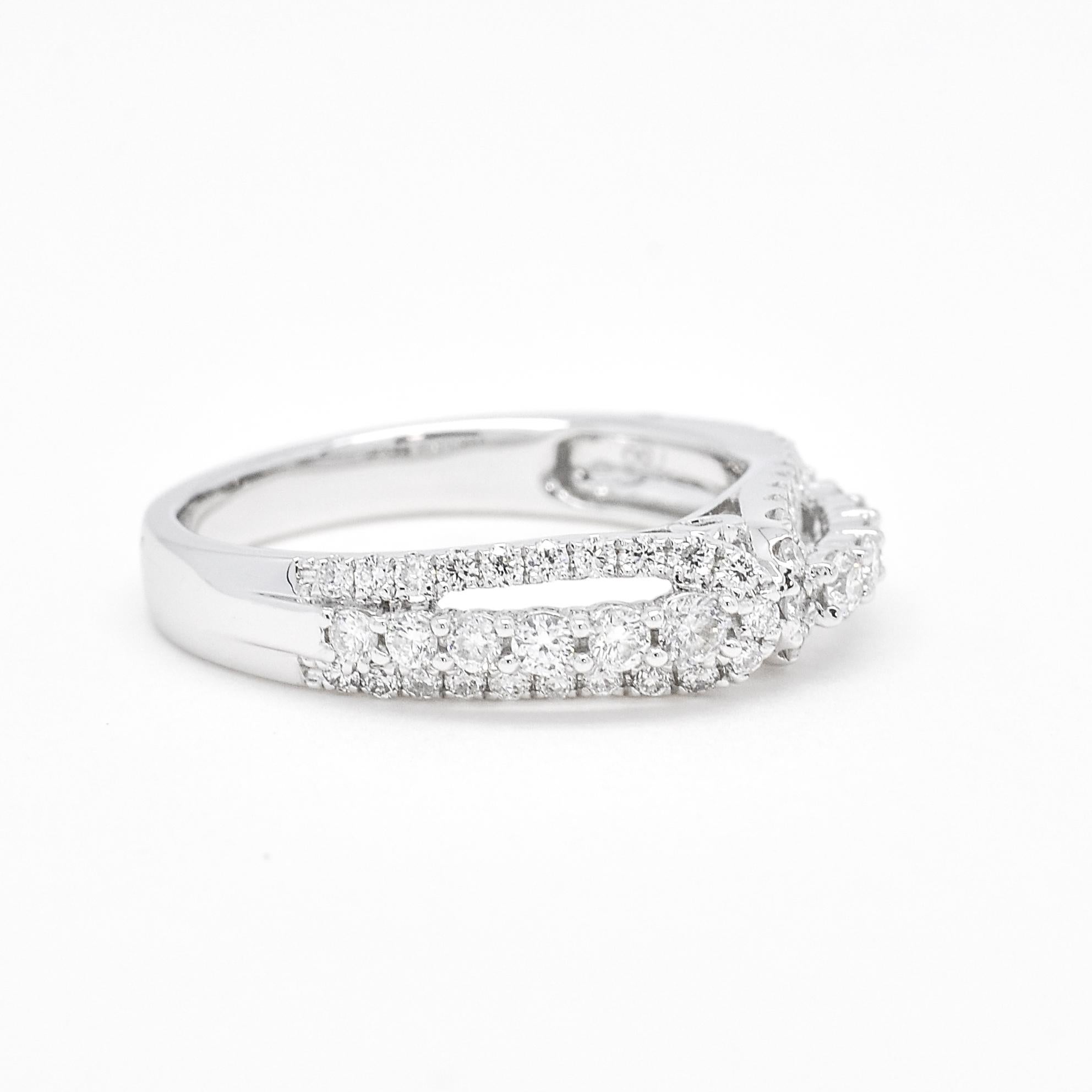 Adopta la sofisticación atemporal con esta exquisita banda partida de diamantes redondos, meticulosamente elaborada en lujoso oro blanco de 18 quilates. Este impresionante anillo tiene un exclusivo diseño de caña partida que realza su encanto,