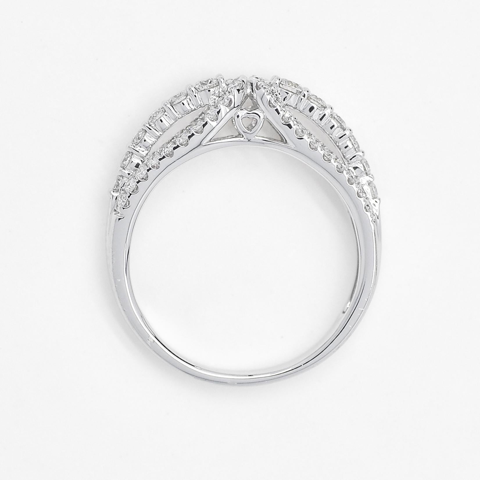 Anillo de Aniversario de Oro Blanco de 18 KT con Diamante Natural de 0,63 quilates Corte redondo en venta