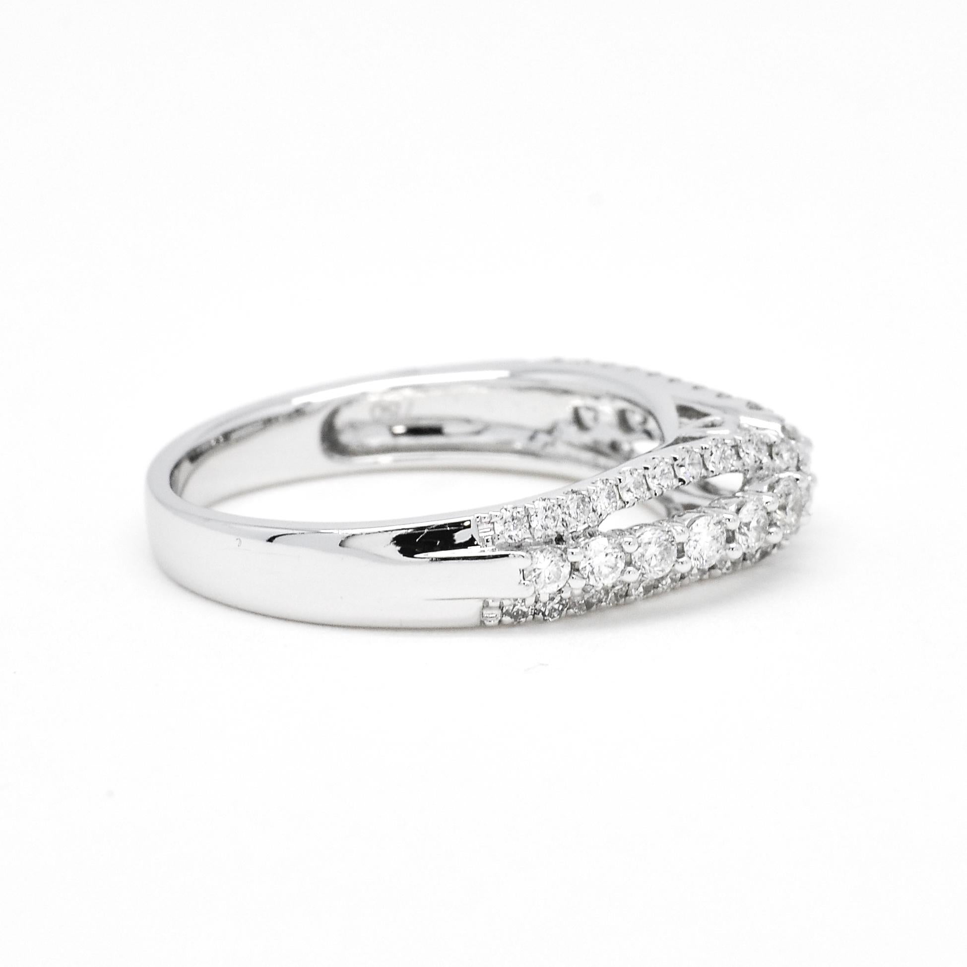 Anillo de Aniversario de Oro Blanco de 18 KT con Diamante Natural de 0,63 quilates en venta 1
