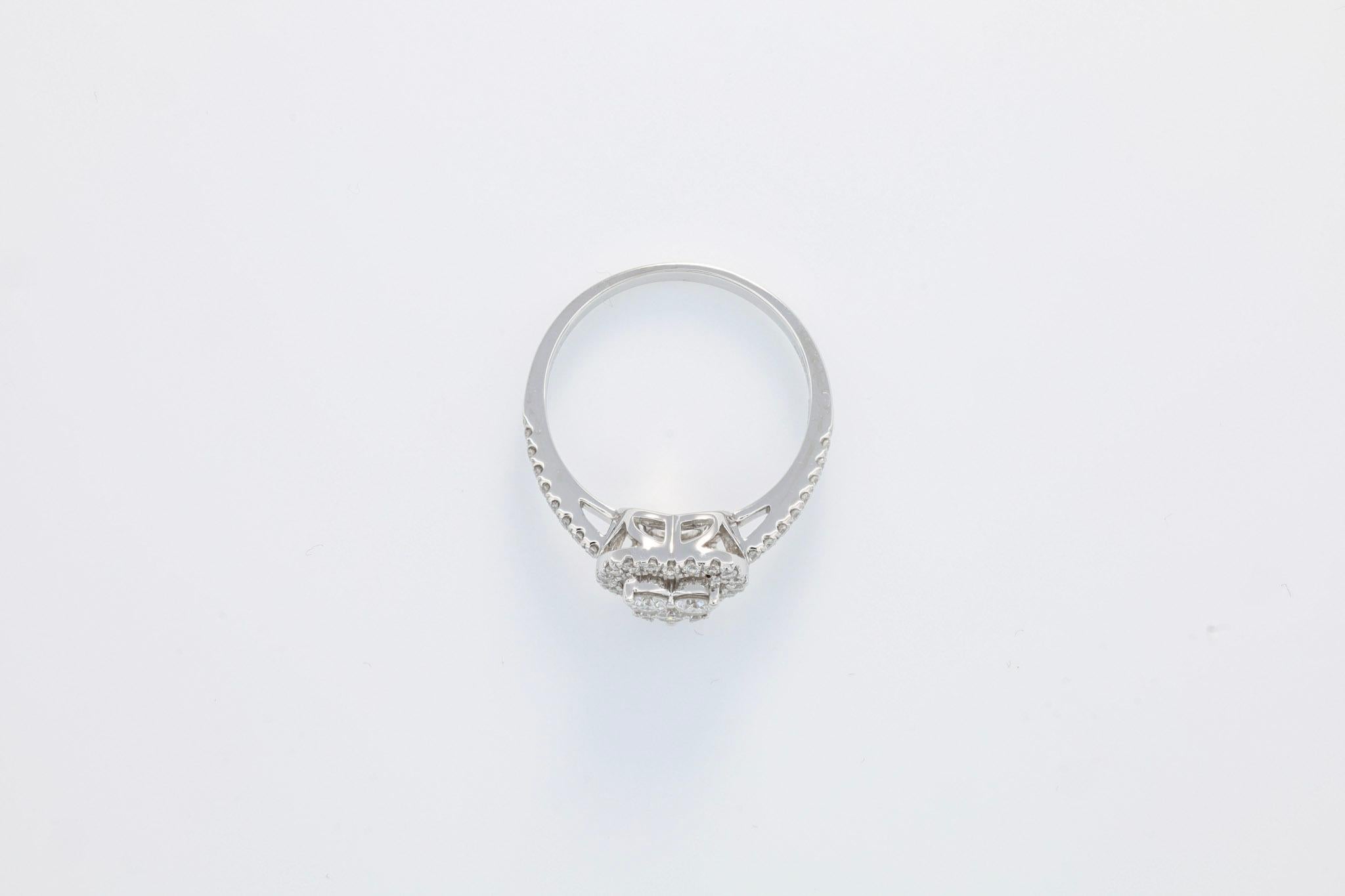 Lassen Sie sich von der exquisiten Schönheit dieses Diamant-Halo-Herzcluster-Verlobungsrings verzaubern, der ein wahres Zeugnis der Liebe, Kunstfertigkeit und Handwerkskunst darstellt. Dieser faszinierende Ring aus 18-karätigem Weißgold ist mit