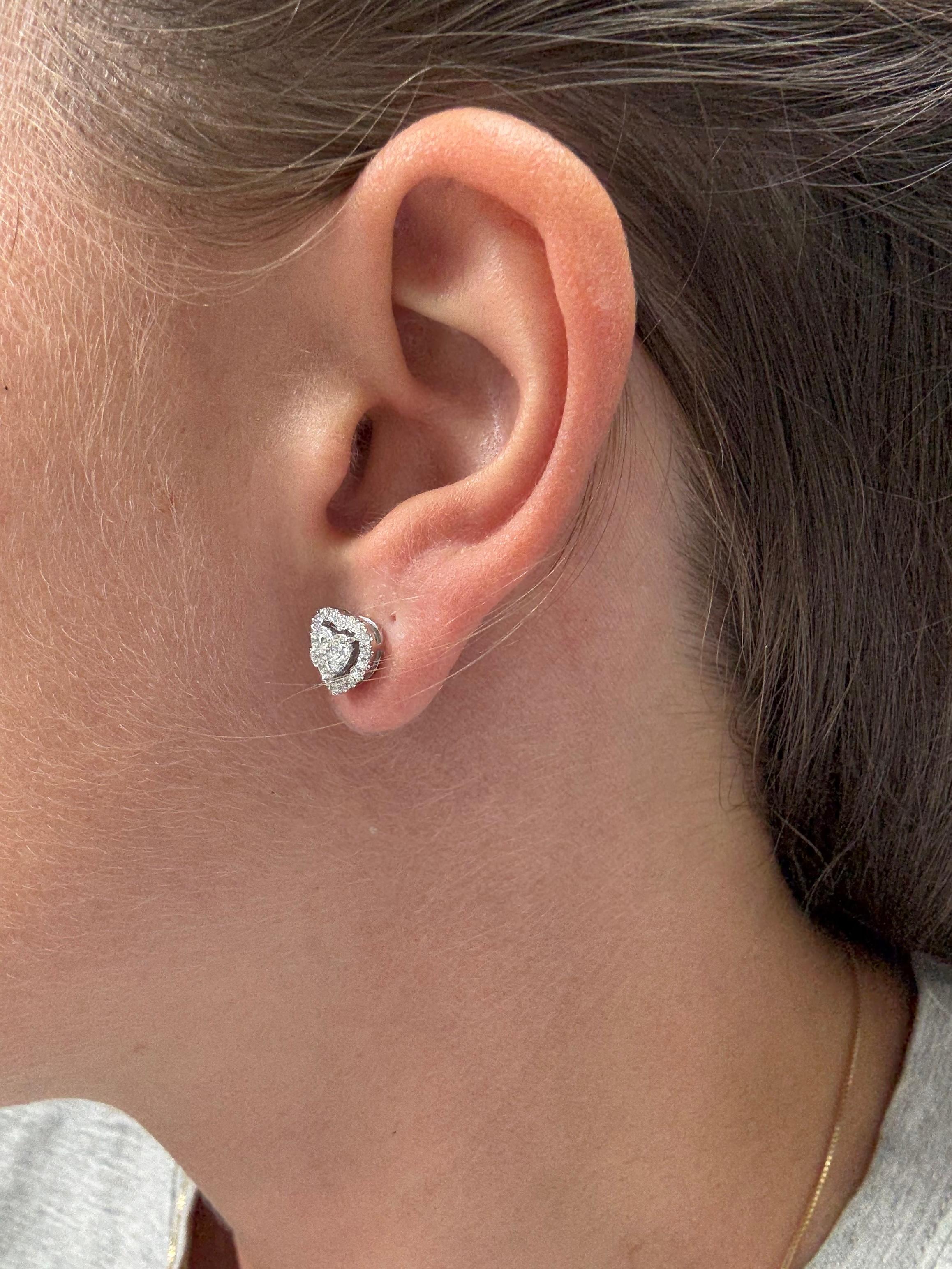 Natürlicher Diamant 0,67 Karat 18KT Weißgold Herzform Cluster Halo Ohrstecker im Angebot 1