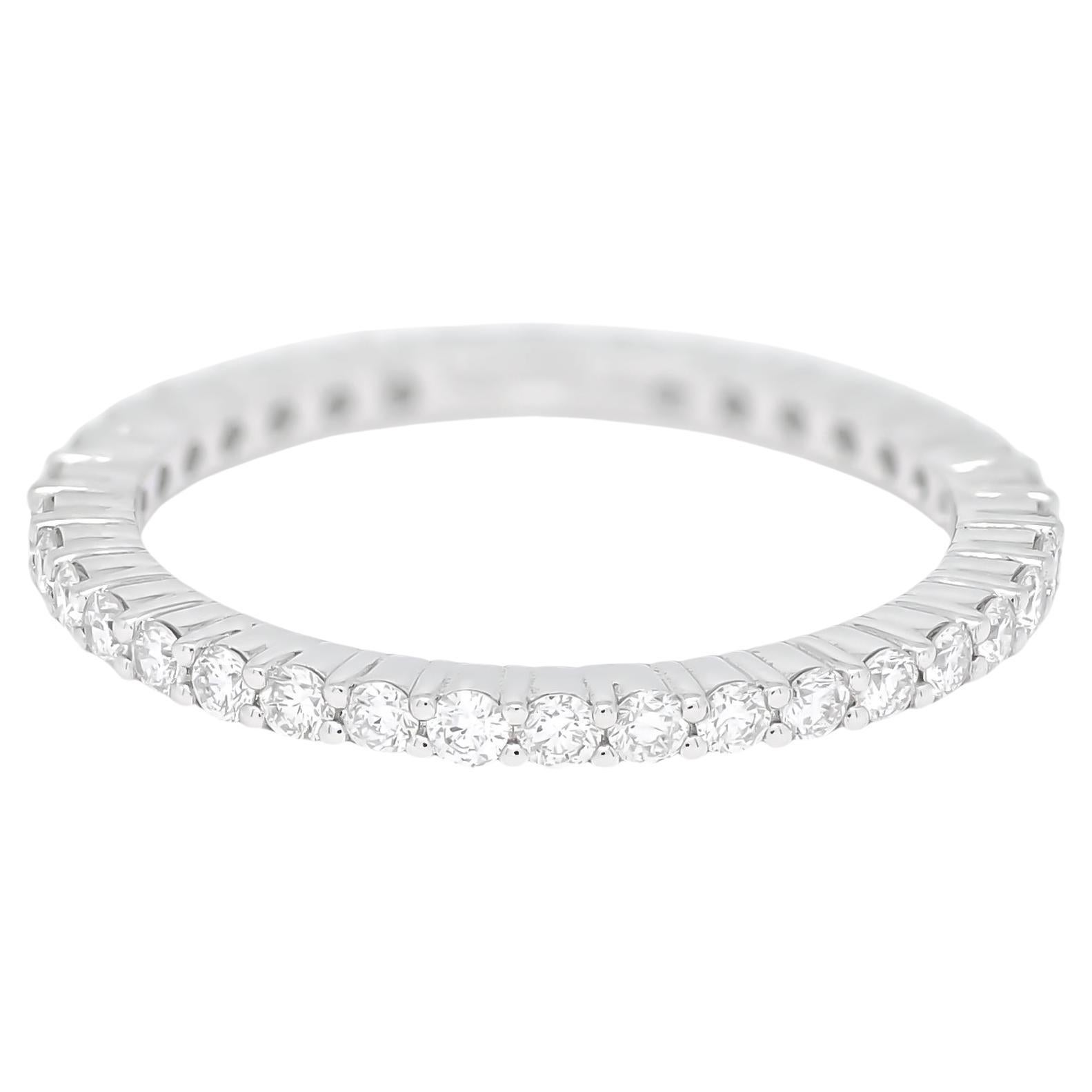 Cette magnifique bague est fabriquée de manière experte en or blanc 18KT et présente une bande continue de diamants de forme ronde, méticuleusement sertis pour un total impressionnant de 0,67 carats. Chaque diamant a été soigneusement sélectionné