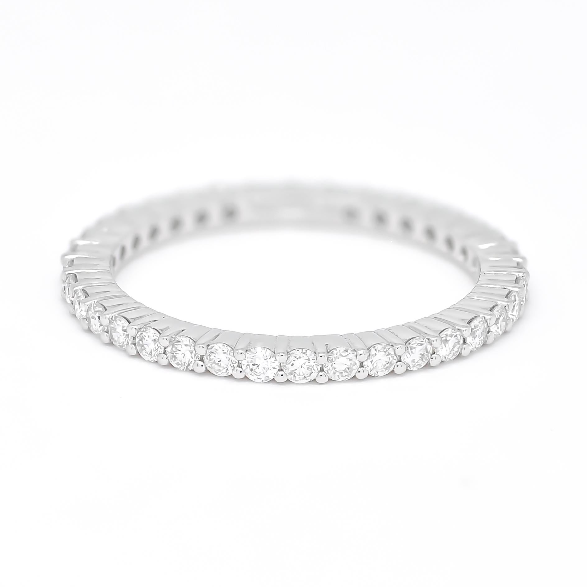 Alliance d'éternité en or blanc 18 carats avec diamant naturel de 0,67 carat en vente 1