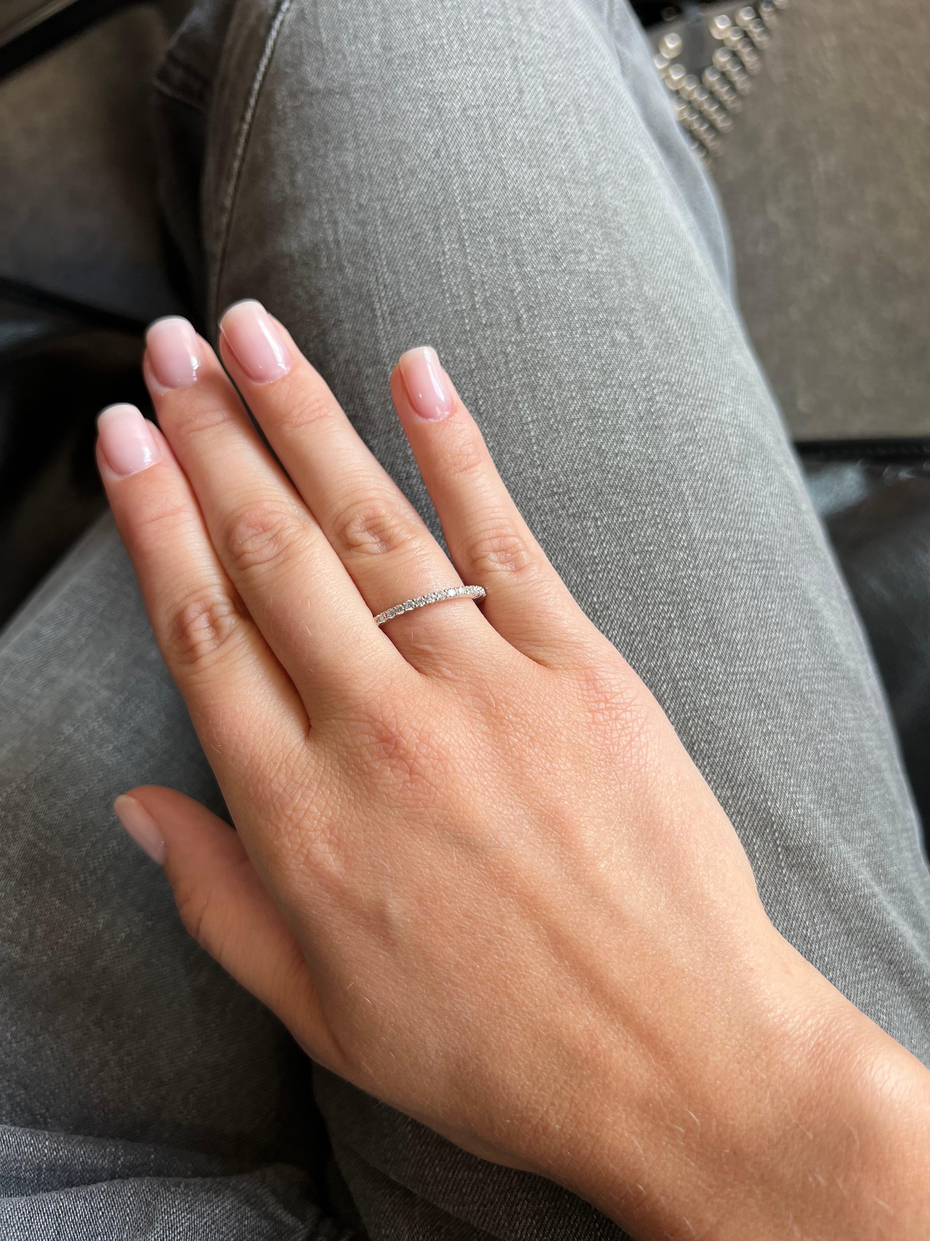 Alliance d'éternité en or blanc 18 carats avec diamant naturel de 0,67 carat en vente 3