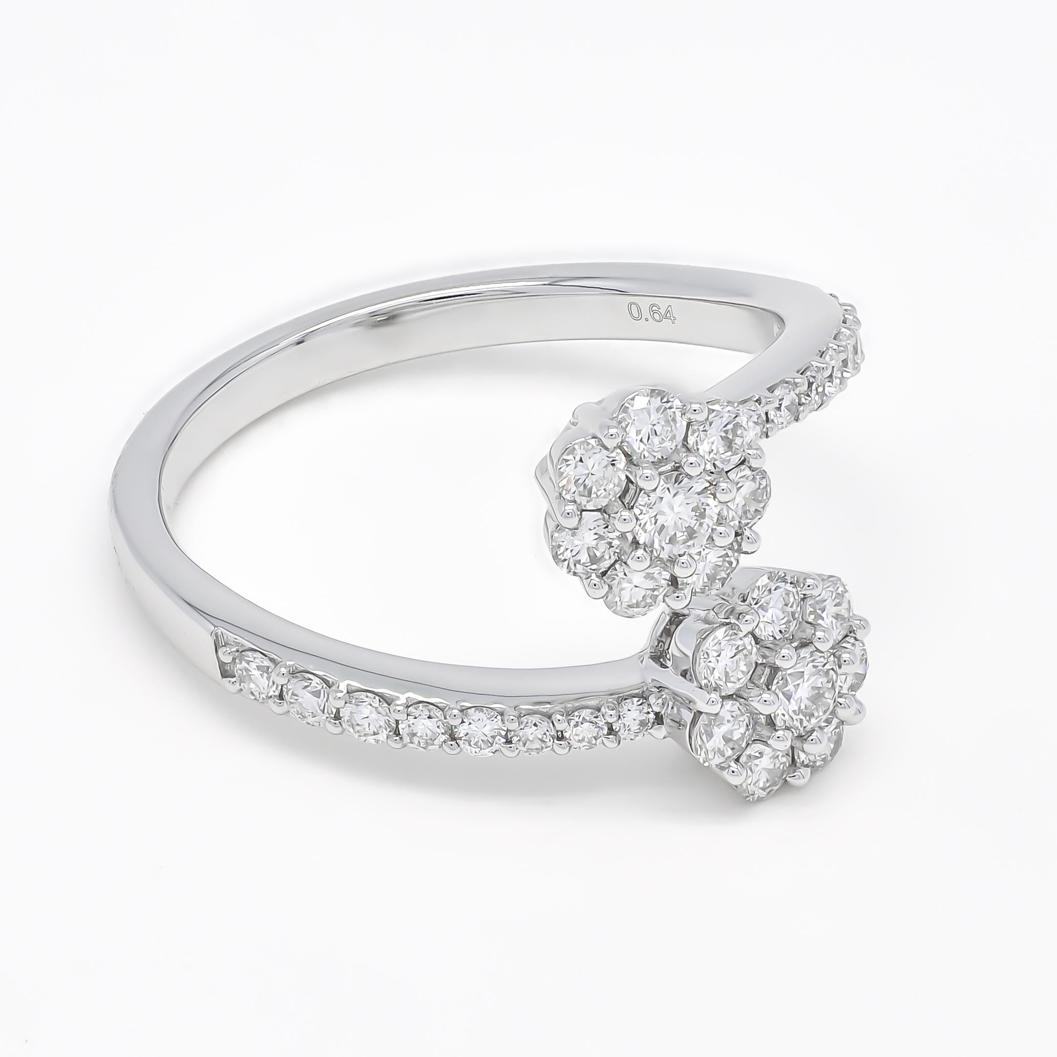 Deslumbrantes diamantes de talla redonda forman un espectacular racimo en este asombroso anillo dúo de oro blanco, diseñado en un sofisticado estilo de caña partida en bypass. Los racimos están dispuestos elegantemente en forma de flor, creando la