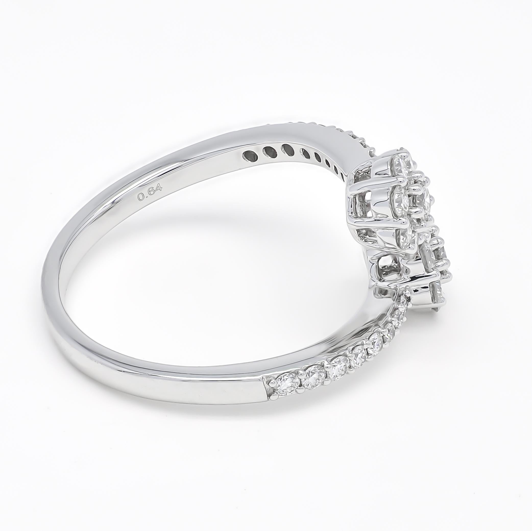 Diamante natural 0,67 quilates Anillo de compromiso en racimo de flores de oro blanco de 18 quilates Moderno en venta