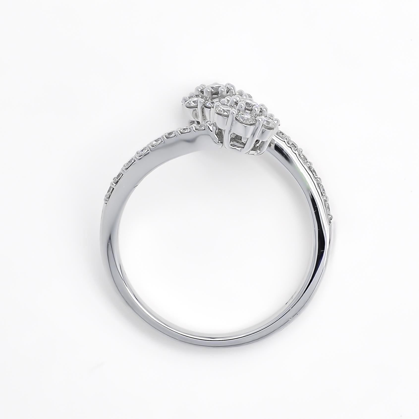 Diamante natural 0,67 quilates Anillo de compromiso en racimo de flores de oro blanco de 18 quilates en venta 1