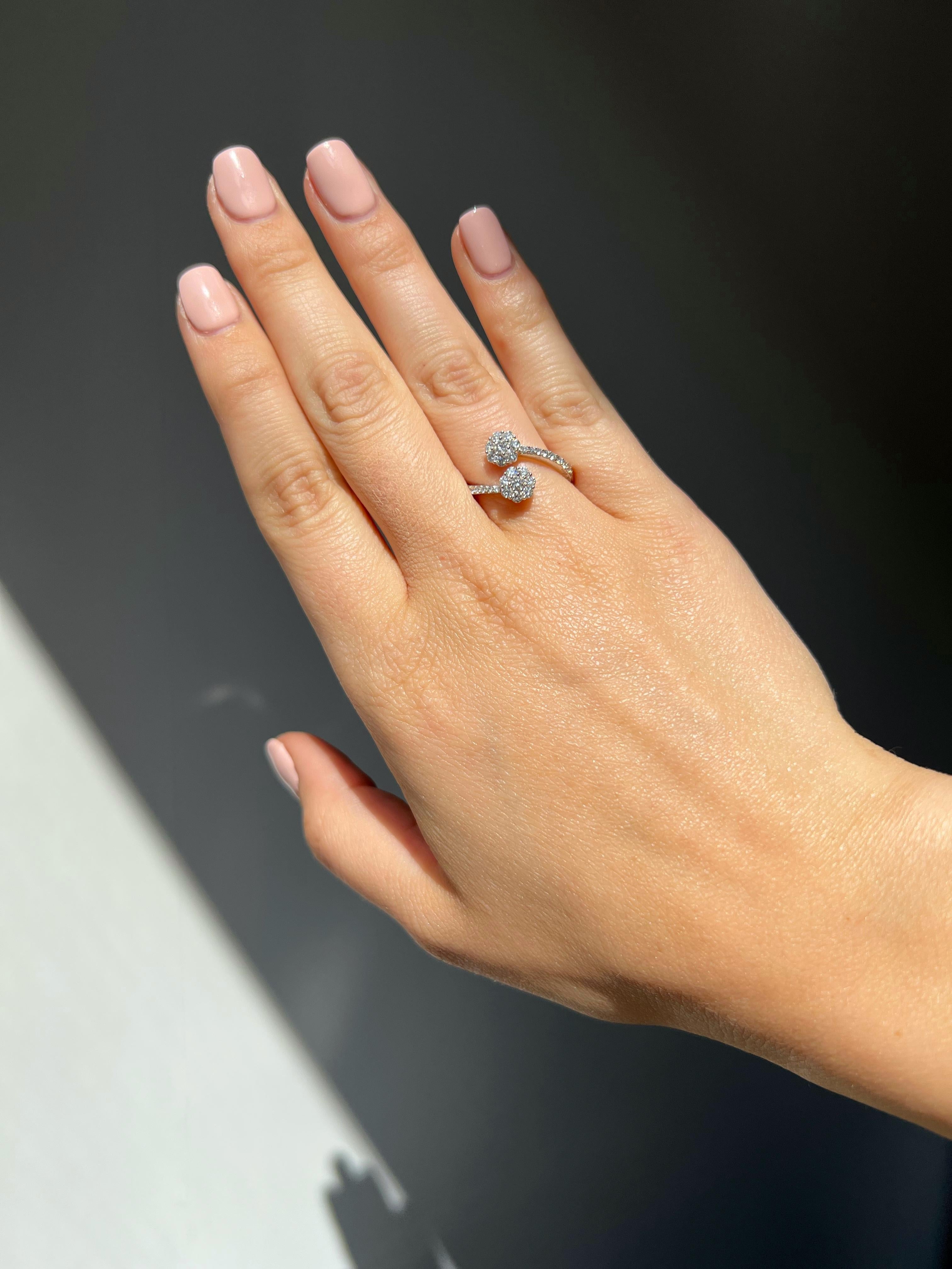 Diamante natural 0,67 quilates Anillo de compromiso en racimo de flores de oro blanco de 18 quilates en venta 2