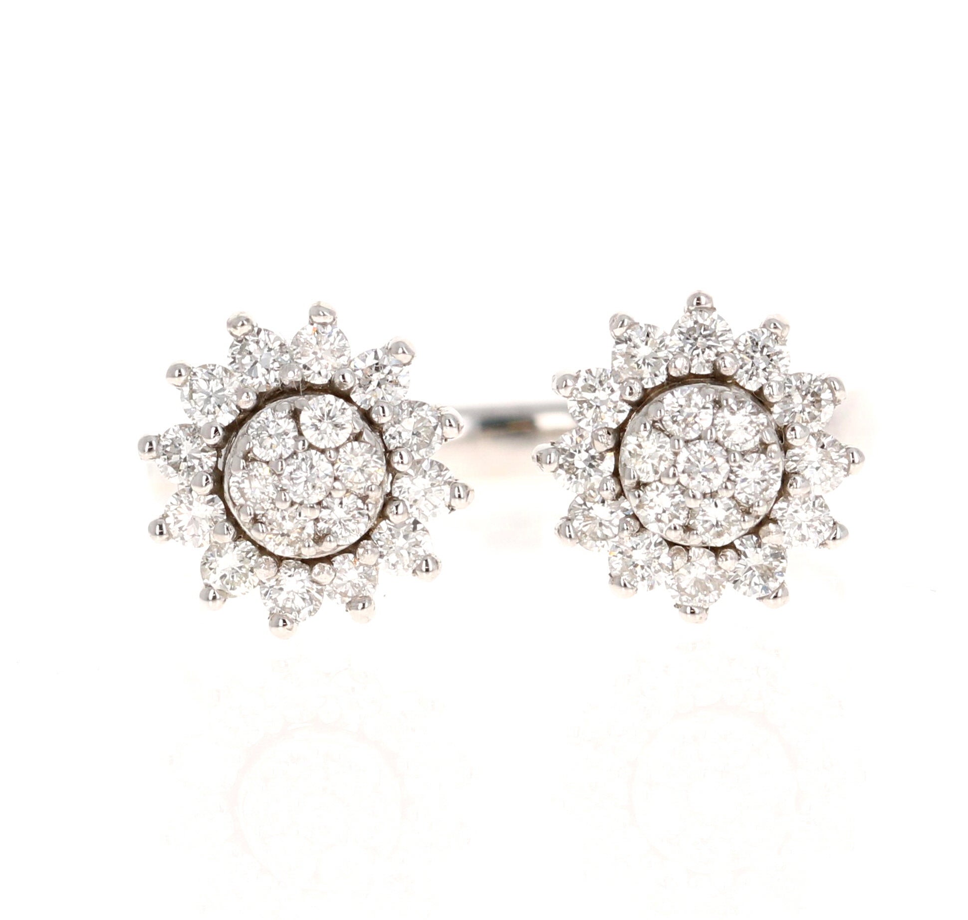 Este anillo puño en racimo tiene Diamantes talla redonda con un peso total en quilates de 0,68. Los diamantes son blancos, con una claridad de SI2 y un grado de color de F. 

Fabricado en oro blanco de 14 quilates, el anillo pesa aproximadamente 3,0