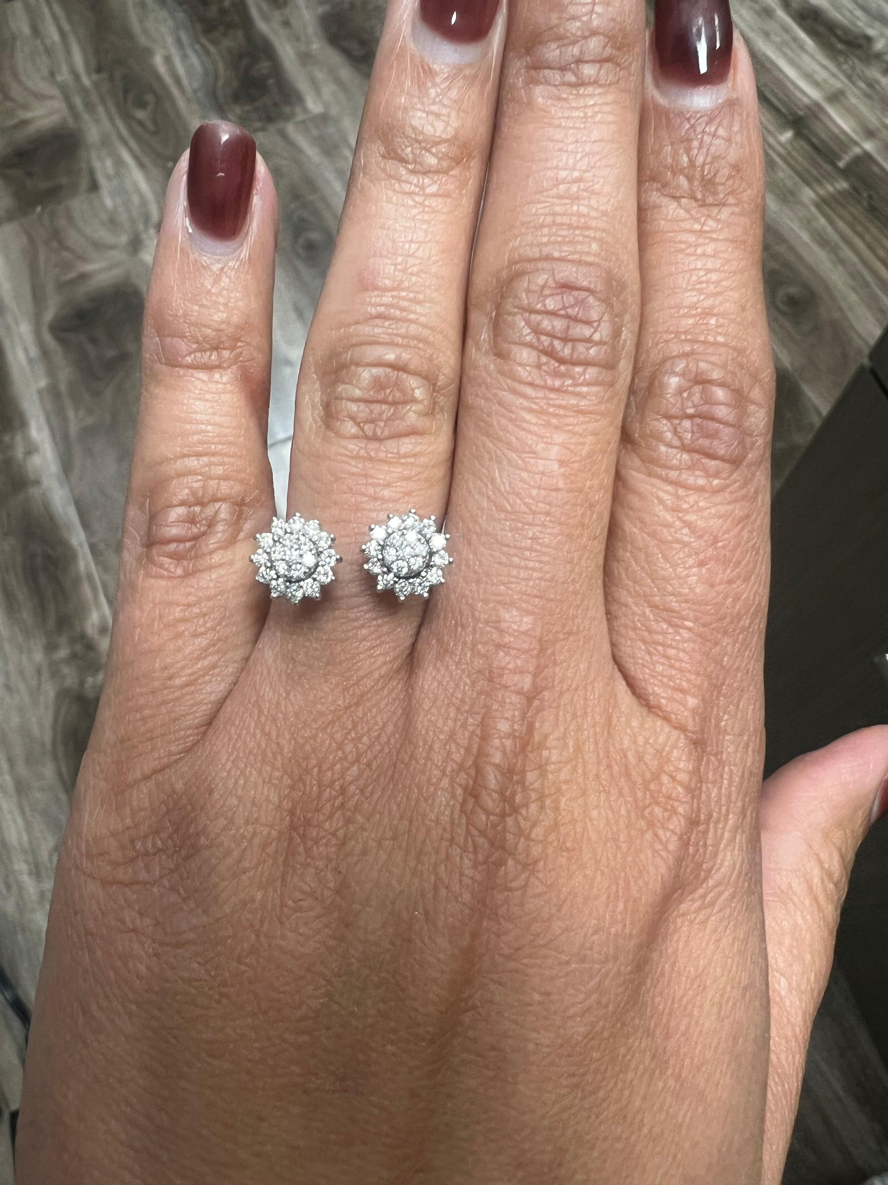 Anillo puño racimo diamante natural 0.68 quilates oro blanco en venta 1