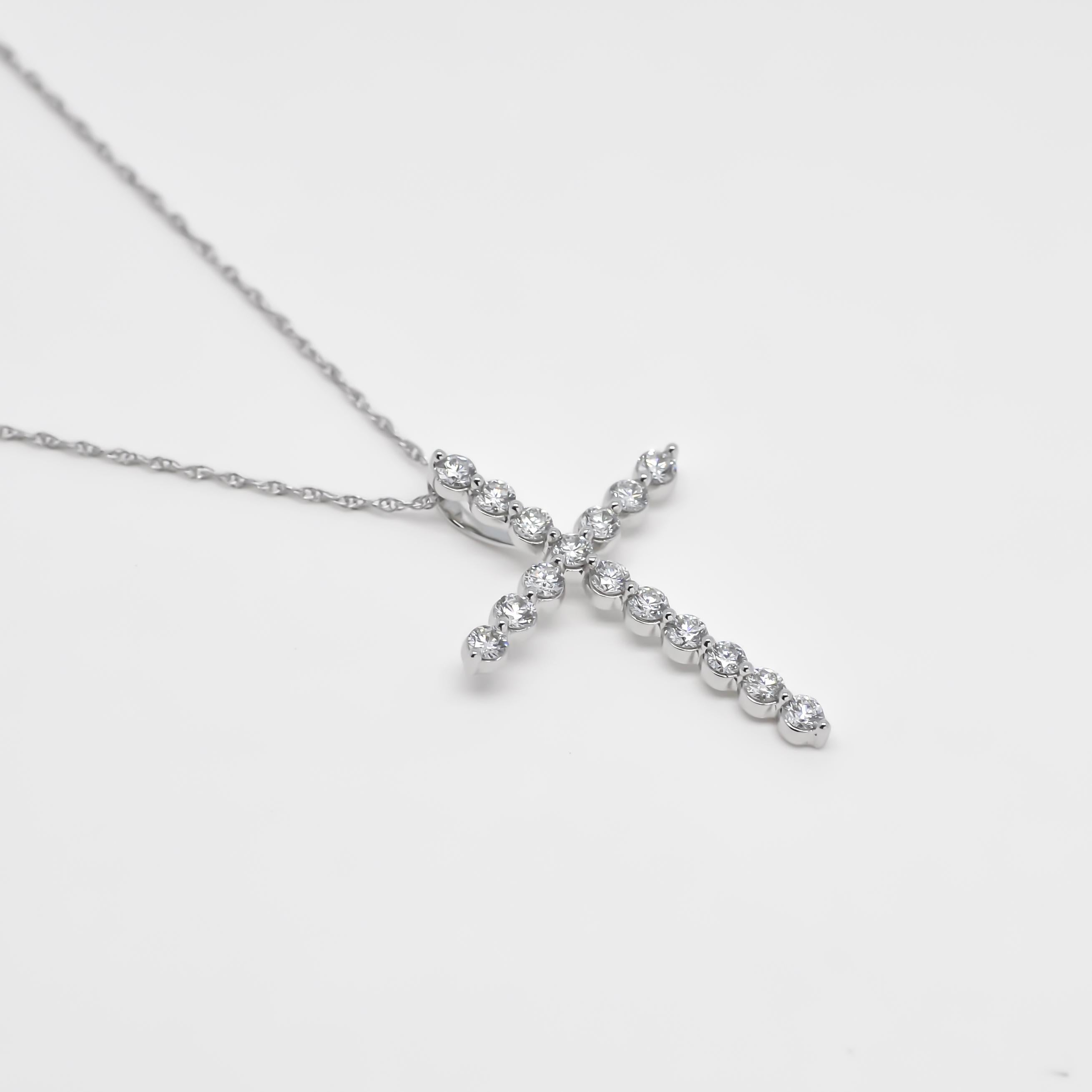 Natürlicher Diamant 0,70 Karat 18KT Weißgold Kreuz-Kreuz-Kreuz-Anhänger mit Kruzifixkette im Angebot 1