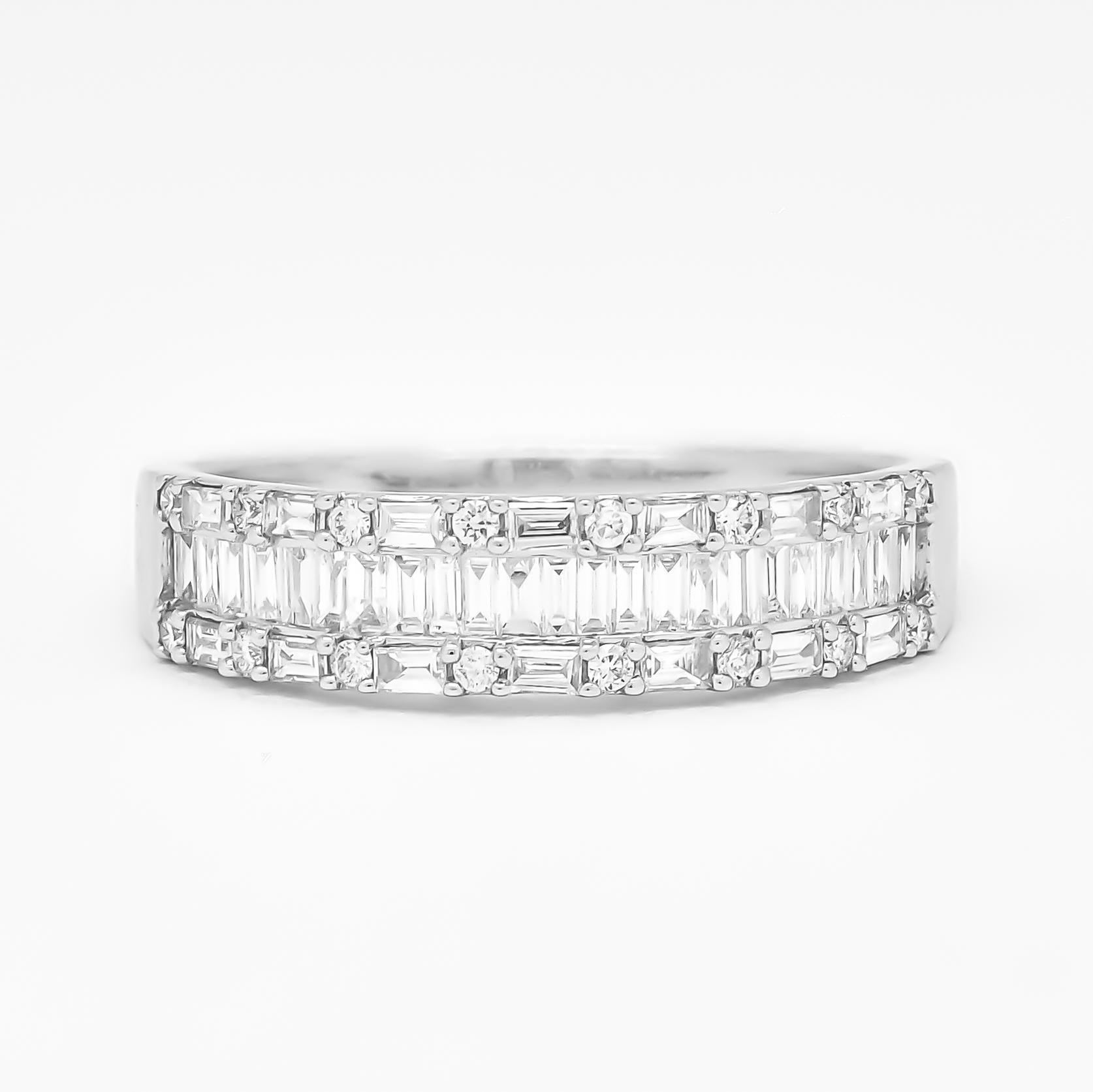 Naturdiamant 0,70 Karat 18 Karat Weißgold Halbe Ewigkeit Band Ring (Baguetteschliff) im Angebot