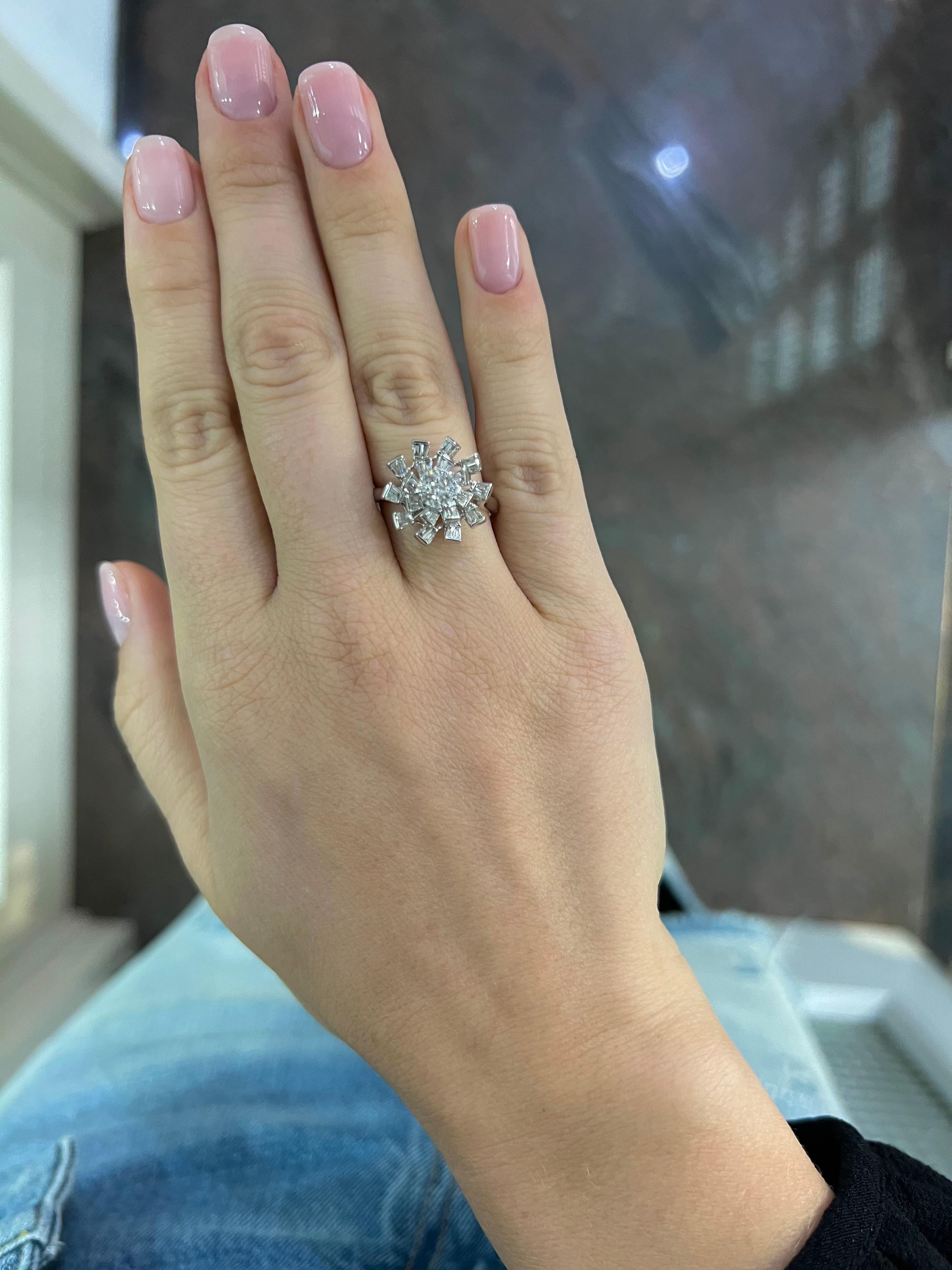 Natural Diamond 0.64 carats 18 Karat White Gold High Fashion Cocktail Ring For Sale 2