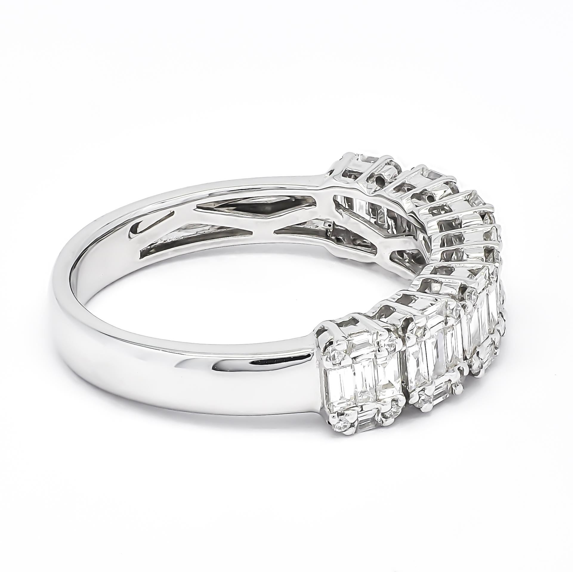 Realizzato in oro bianco 18KT, questo splendido bracciale presenta un'accattivante combinazione di diamanti a taglio baguette e rotondo in una disposizione a grappolo. I diamanti a baguette creano un look elegante e sofisticato, mentre i diamanti