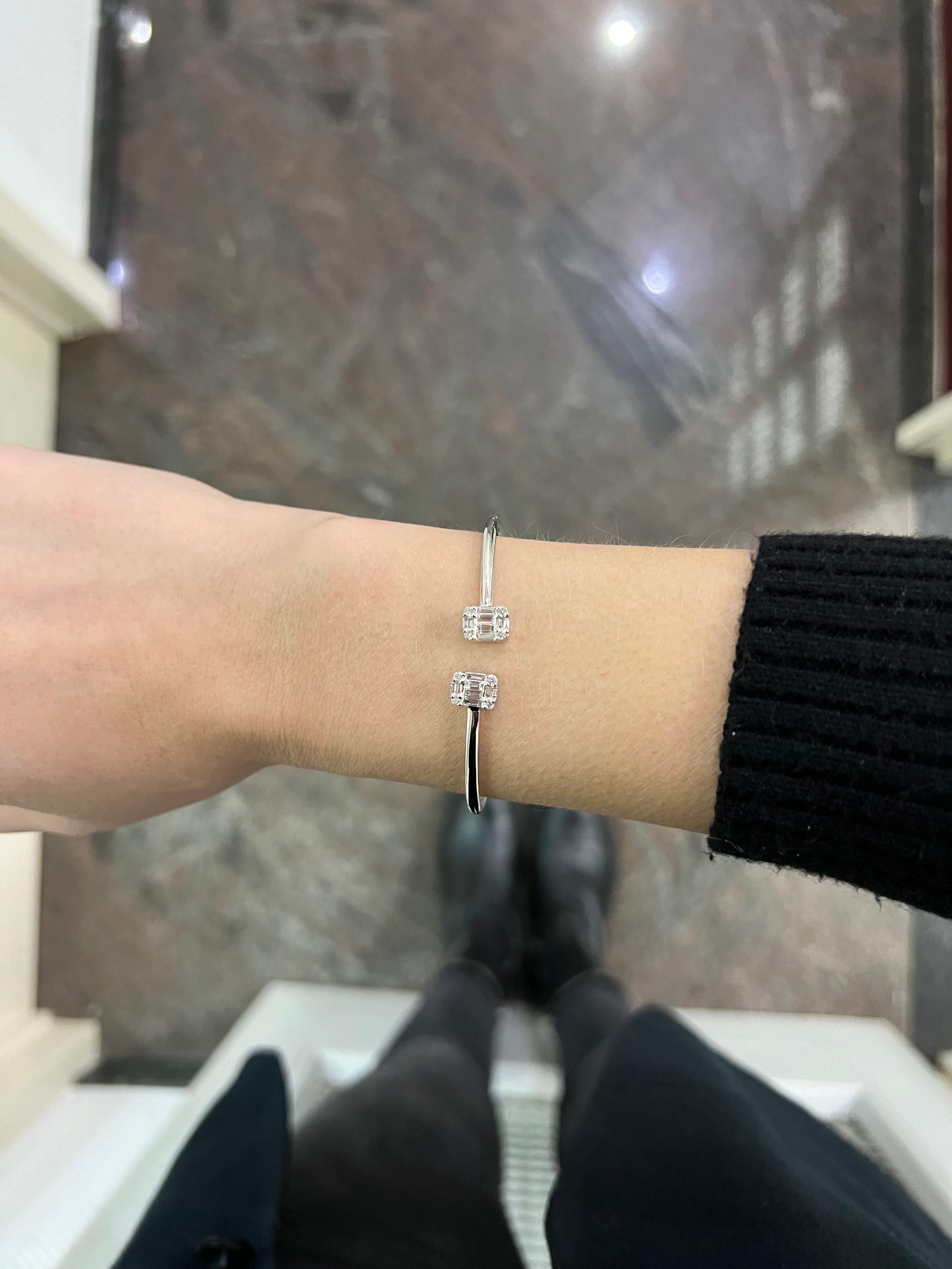Women's or Men's Natural Diamond 0.70 carats 18Karats White Gold Cluster Bangle Bracelet For Sale