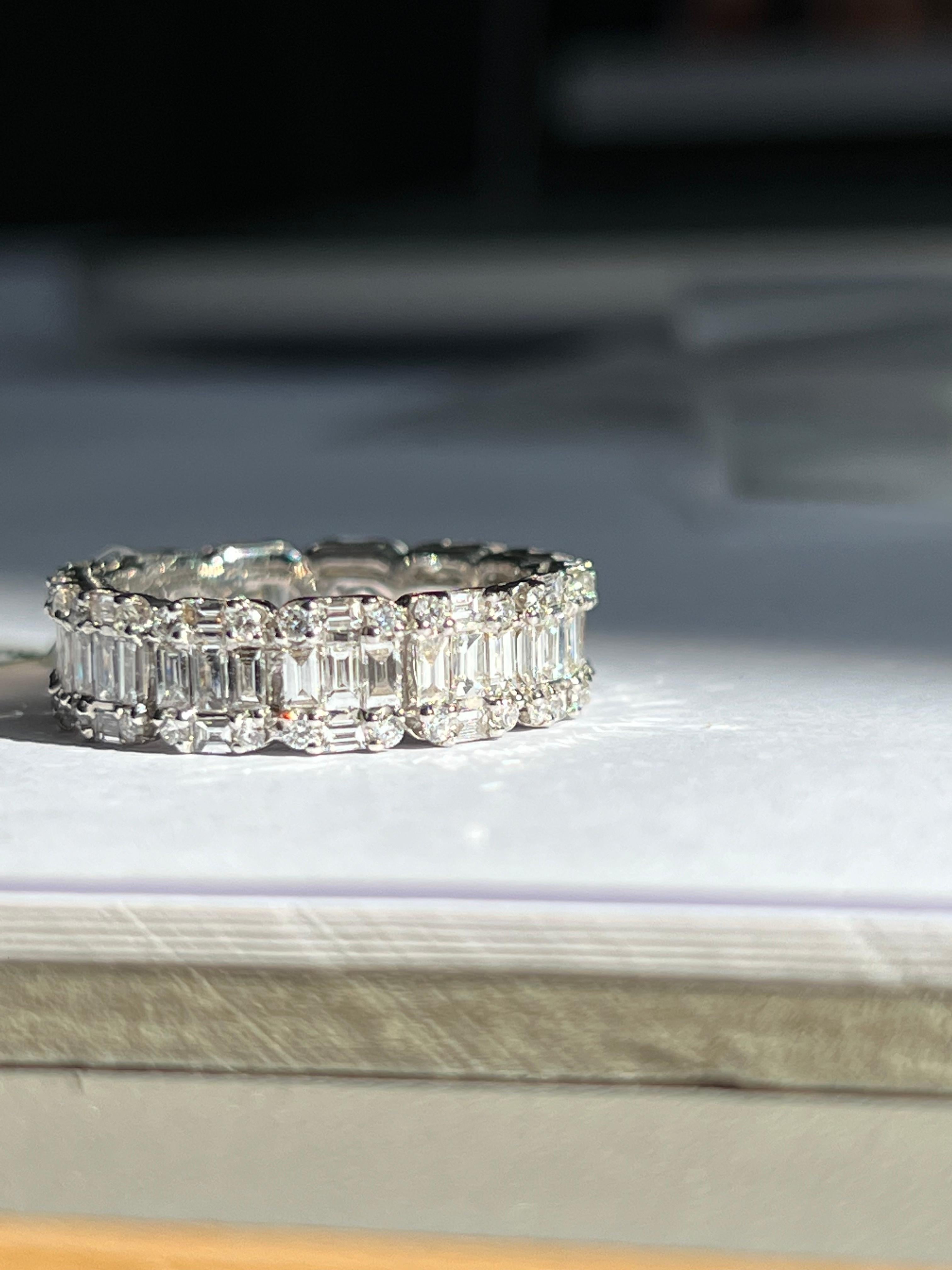 Diamante natural 0,70 quilates Oro blanco de 18 quilates Racimo de baguettesMedia banda de eternidad en venta 4
