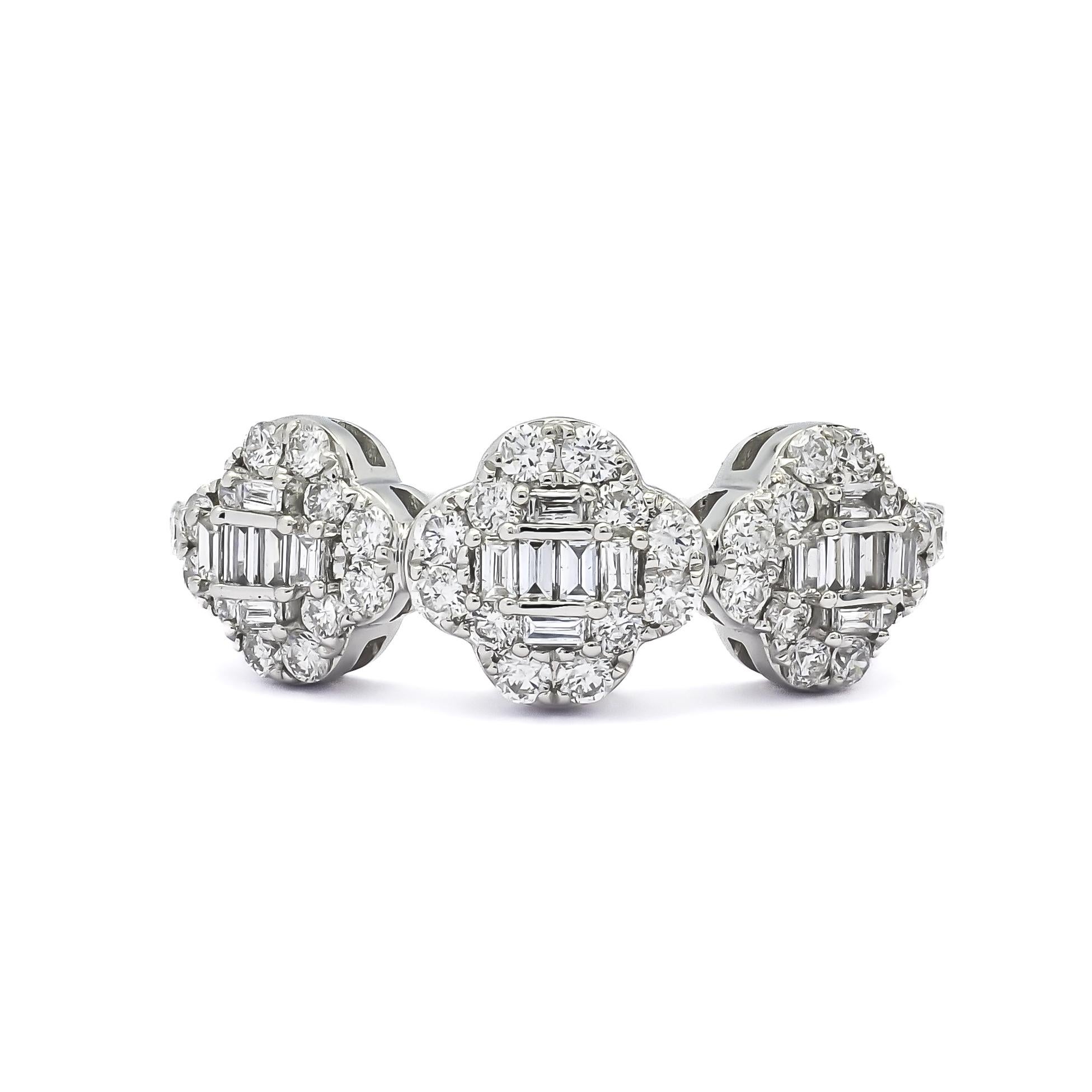 Un trio de grappes de fleurs en forme de feuilles de trèfle, chacune formée par de superbes diamants de forme ovale, est élégamment encadré par un magnifique sertissage en halo sur cette captivante bague de fiançailles en diamant. Réalisée en or