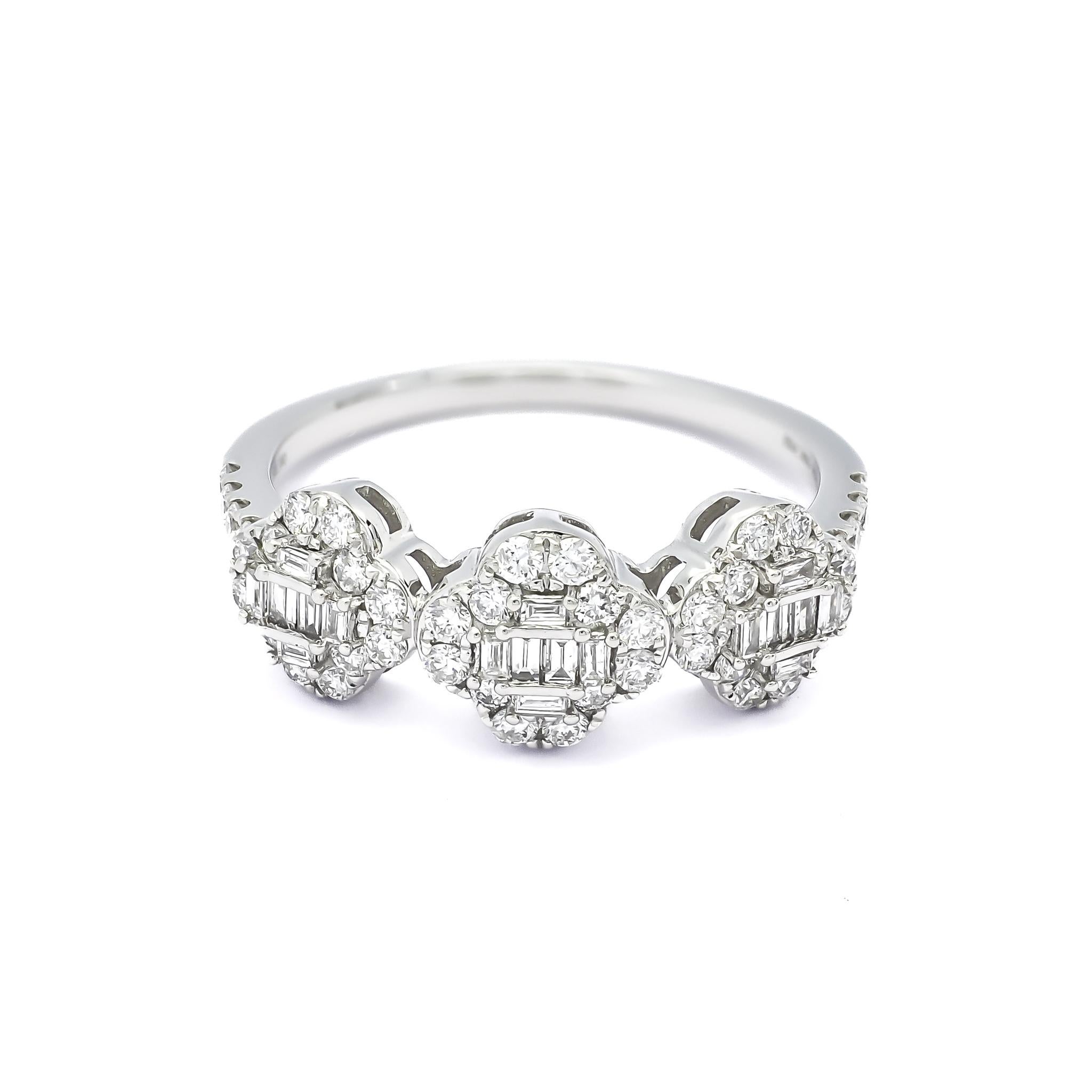 Taille baguette Bague cocktail trèfle feuille en or blanc 18 carats et diamant naturel de 0,70 carat en vente
