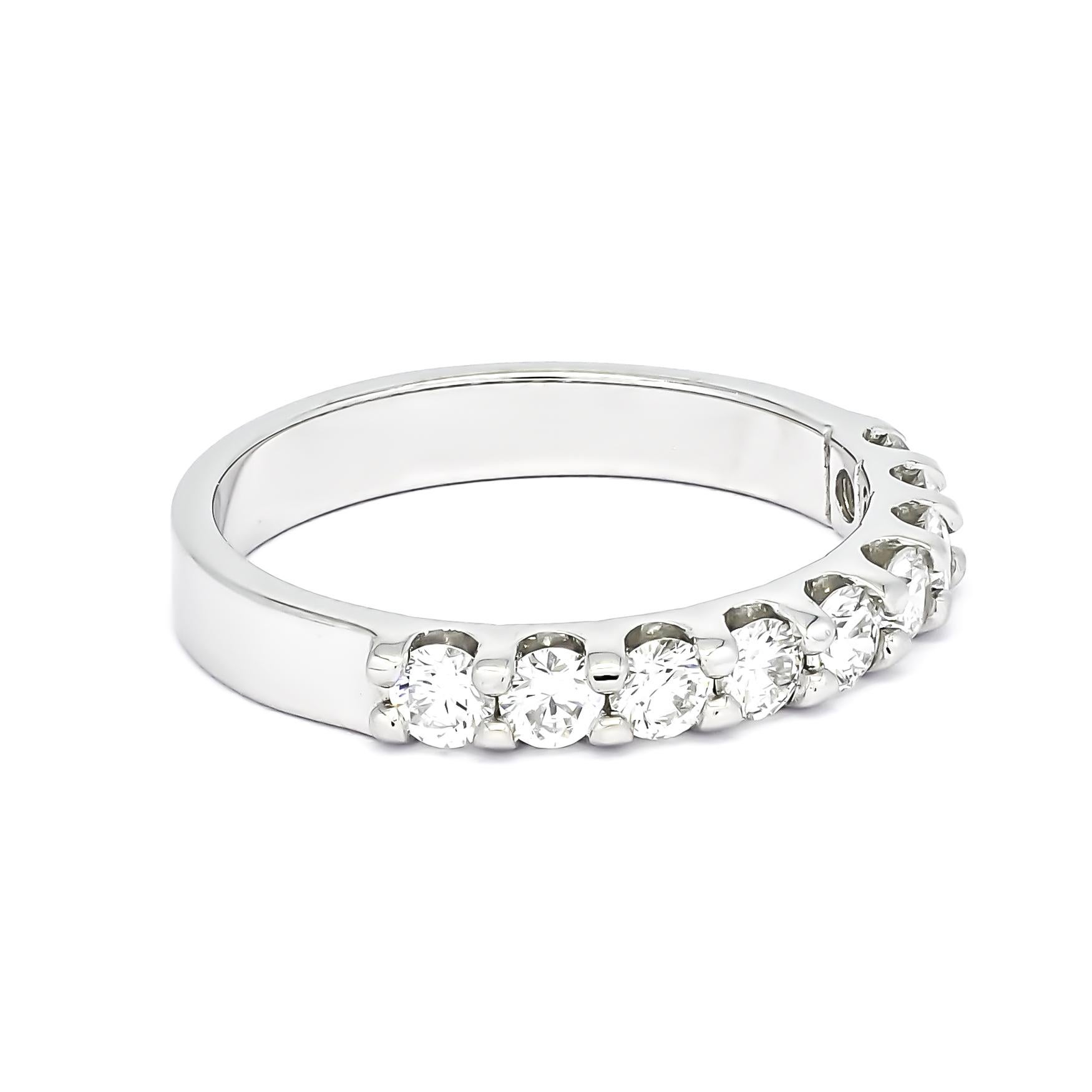 Quítale el aliento con la promesa infinita de esta banda de media eternidad más allá de lo bello  adornado con estos deslumbrantes diamantes redondos. Se trata de un anillo de oro blanco de alto brillo engastado con 2 garras con diamantes que cubren