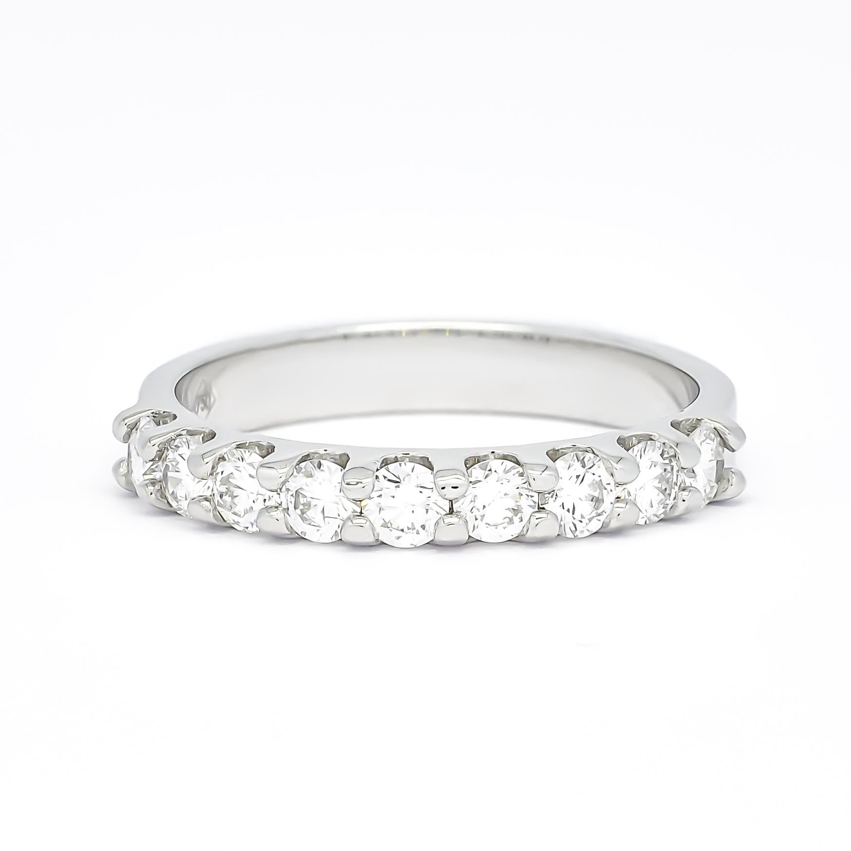 Diamante natural 0,71 quilates Alianza de oro blanco de 18 quilates de media eternidad Moderno en venta