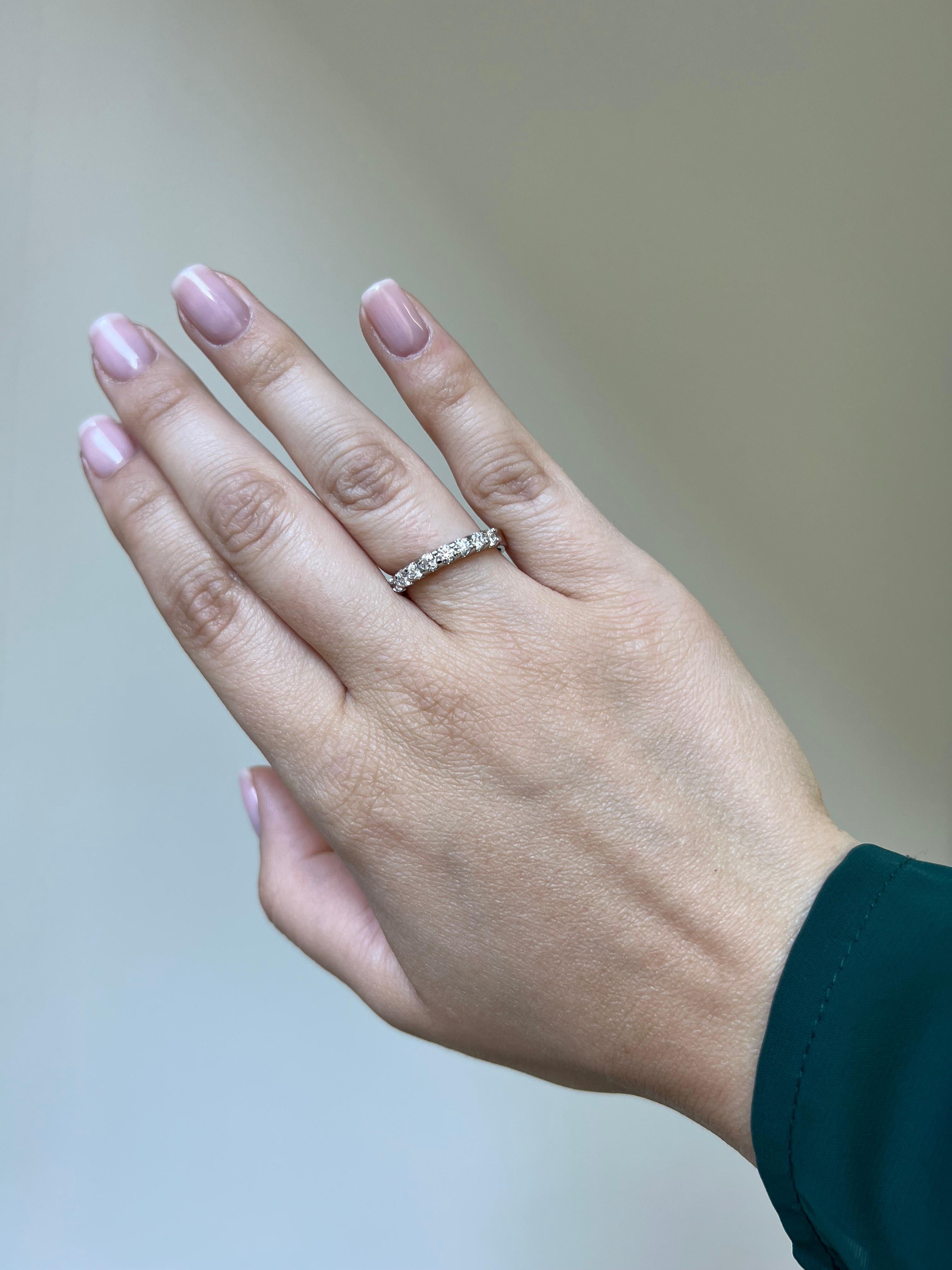 Diamante natural 0,71 quilates Alianza de oro blanco de 18 quilates de media eternidad en venta 1