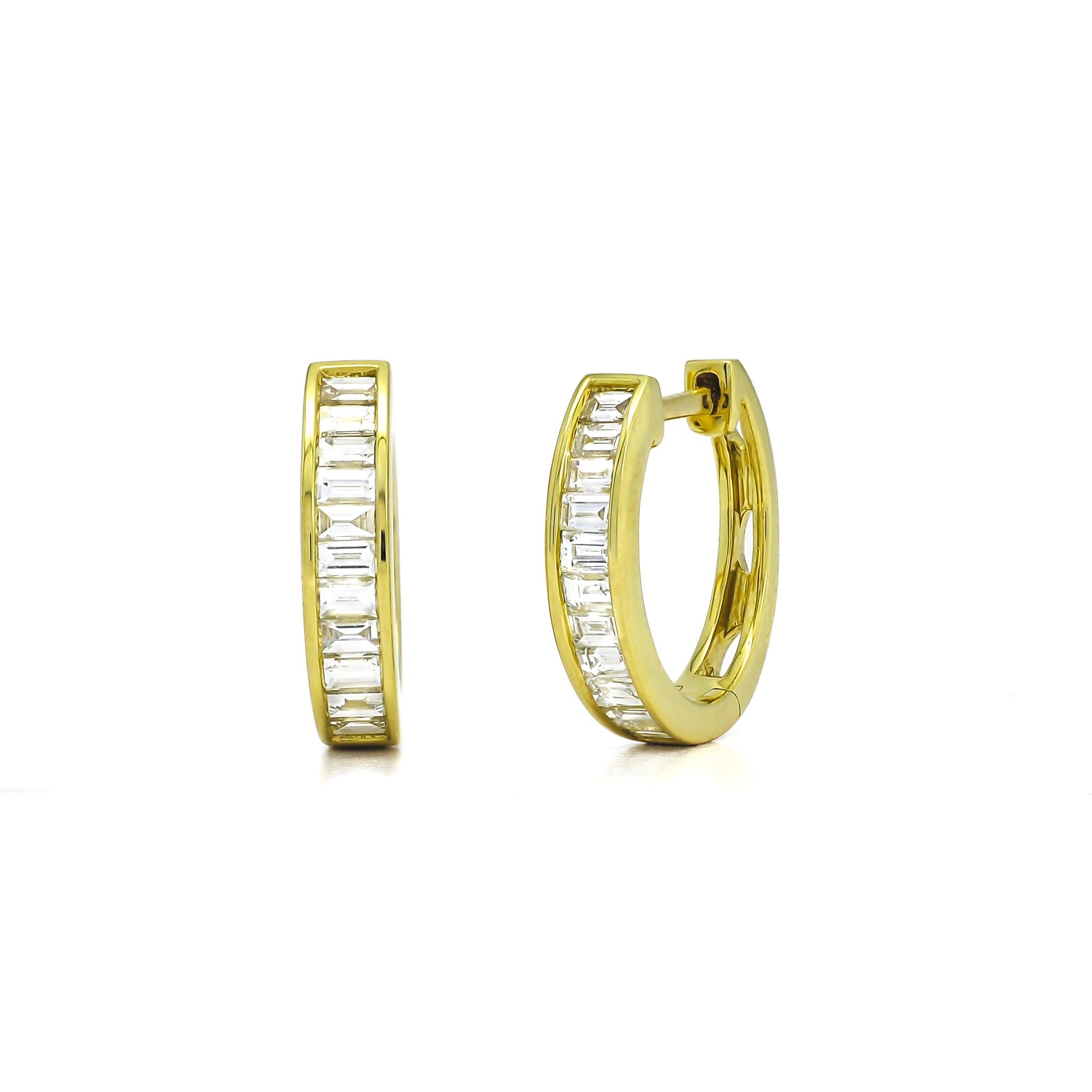 Women's or Men's Natural Diamond 0.74 carats 18KT White Gold Baguette Hoop Huggies Earrings  For Sale