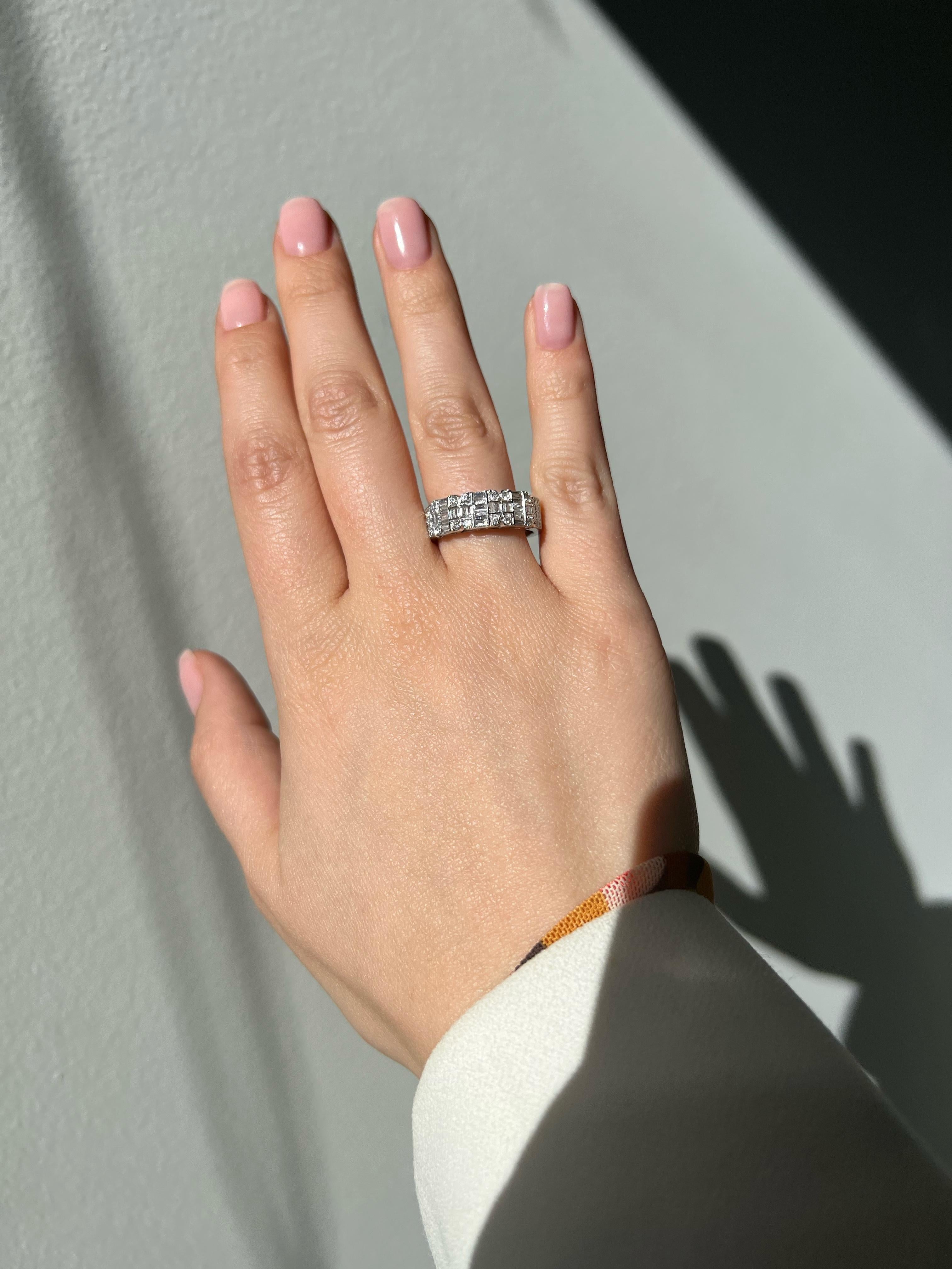 Natural Diamond 0.83 carat 18KT White Gold Cluster Eternity Anniversary Band In New Condition For Sale In Antwerpen, BE