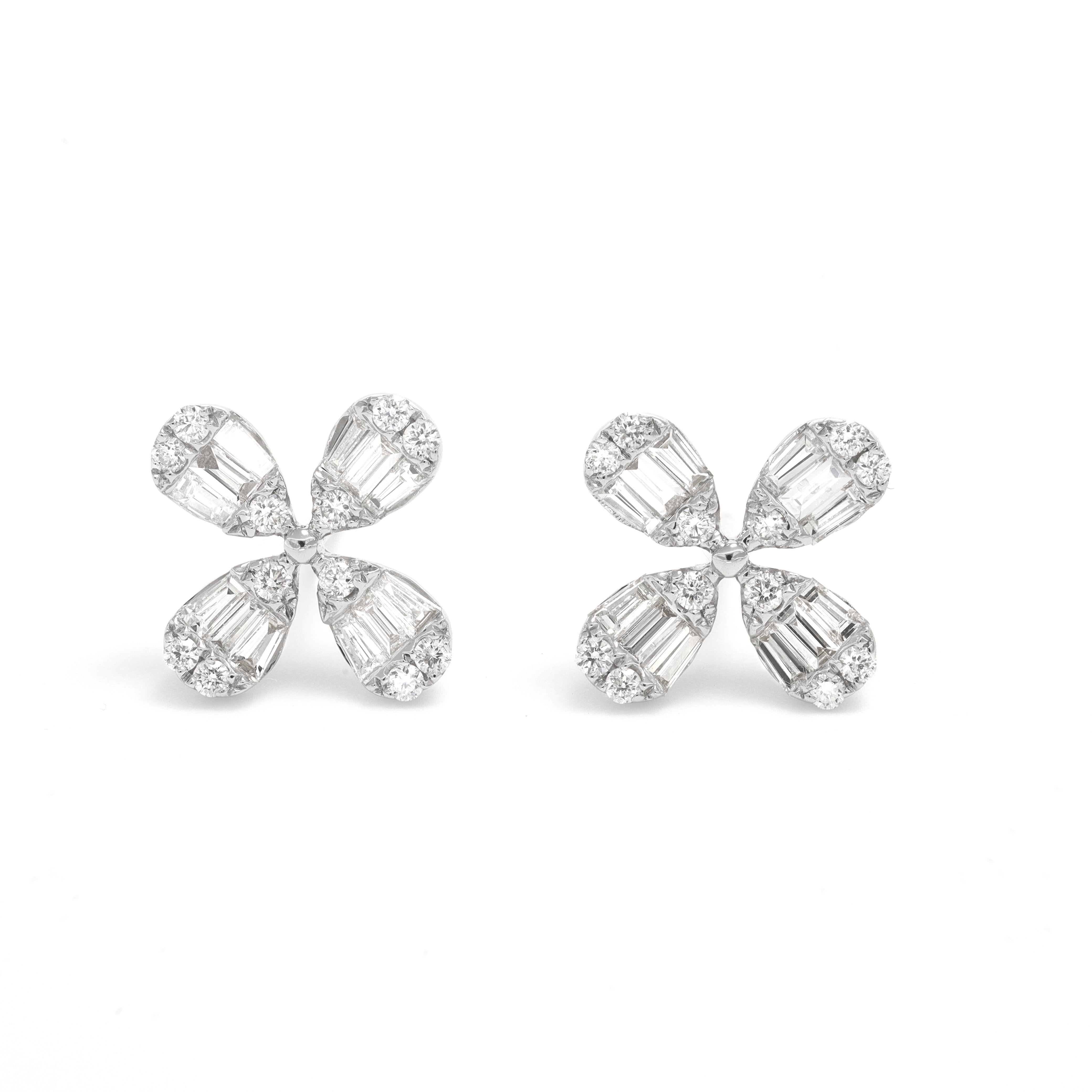 Raffinées et rayonnantes, ces boucles d'oreilles fleur en grappe de diamants sont une expression captivante de l'élégance classique et de l'artisanat moderne. Réalisée à la main en or blanc 18 carats lumineux, chaque boucle d'oreille présente un