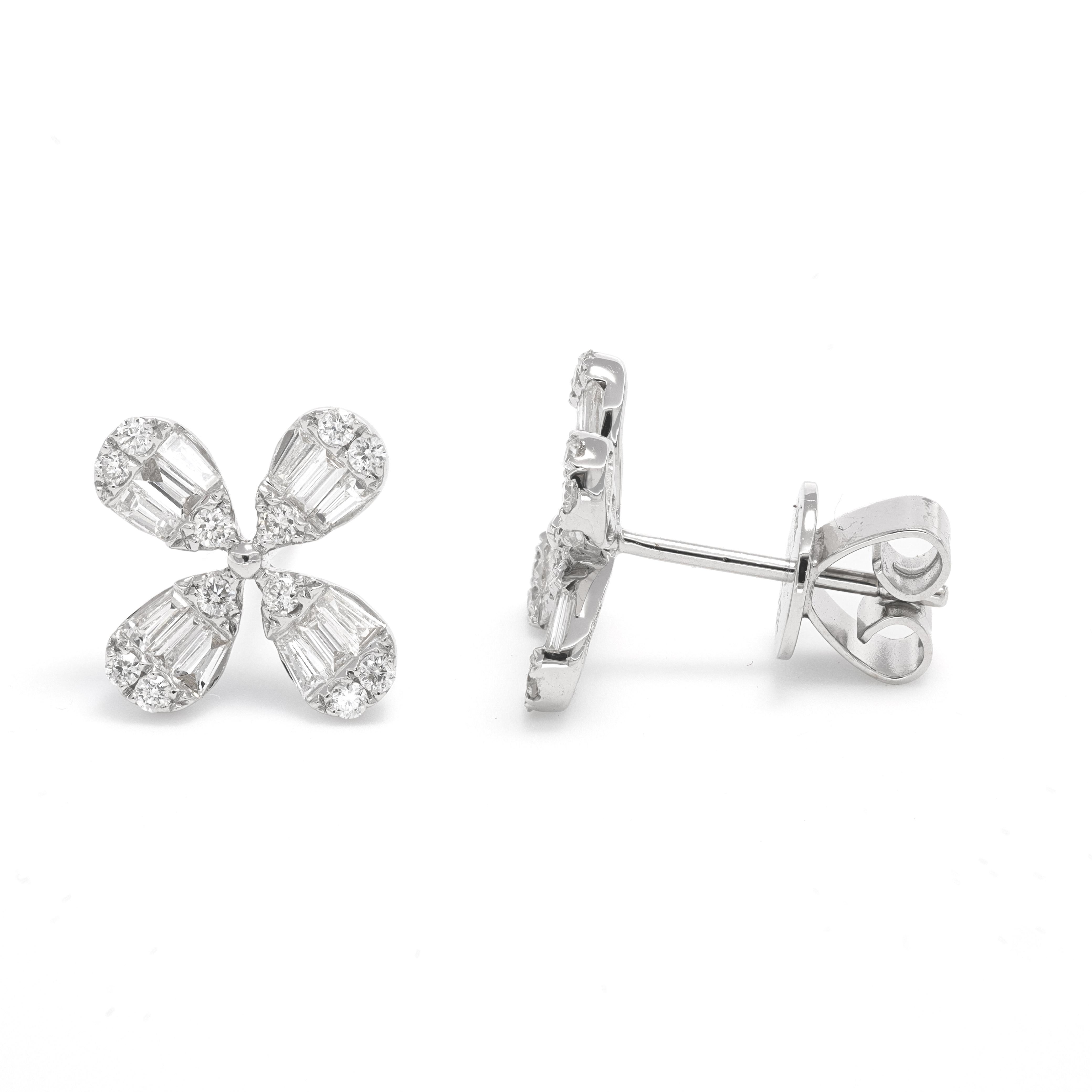 Moderne Clous d'oreilles fleur en or blanc 18 carats avec diamants naturels de 0,83 carat en vente