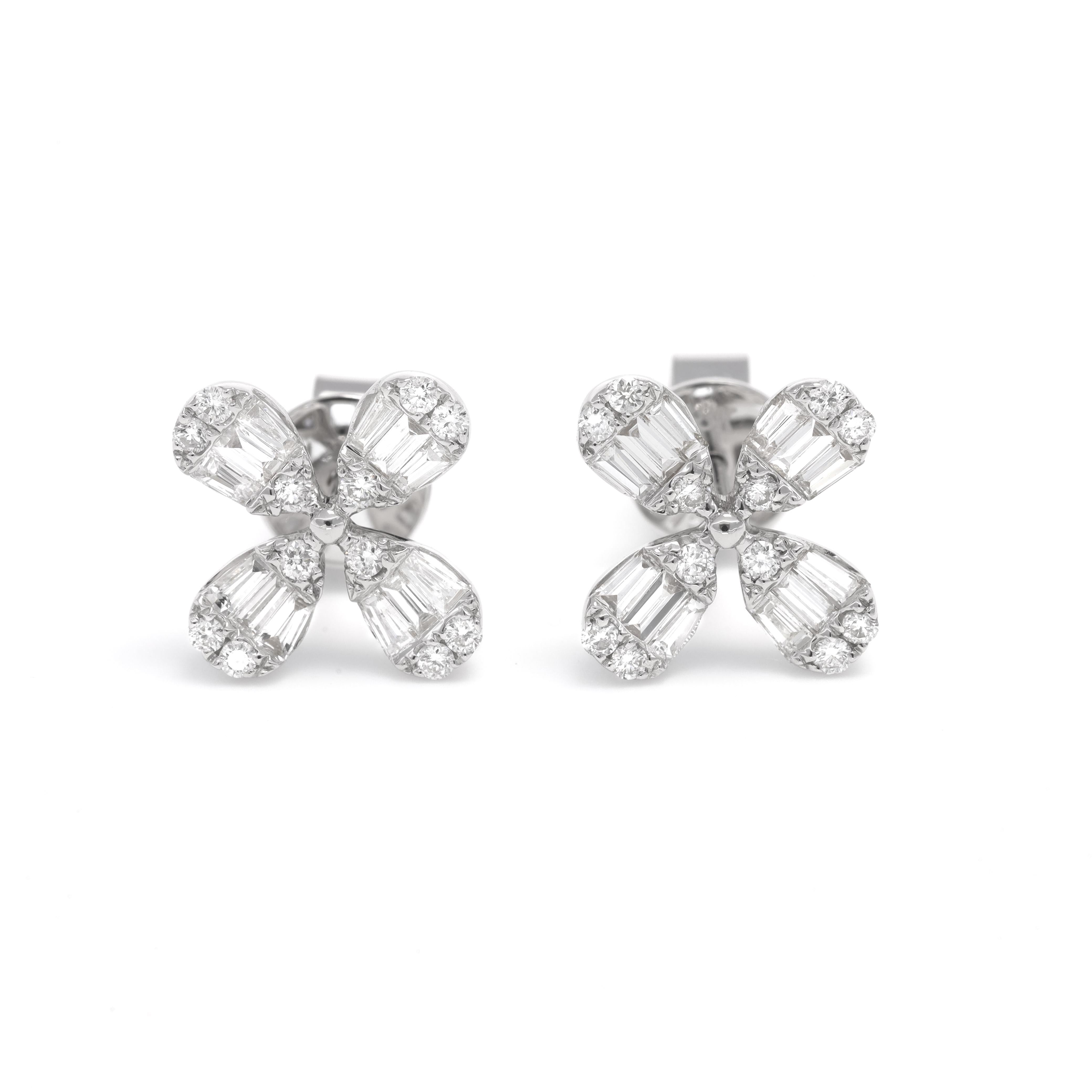 Taille ronde Clous d'oreilles fleur en or blanc 18 carats avec diamants naturels de 0,83 carat en vente