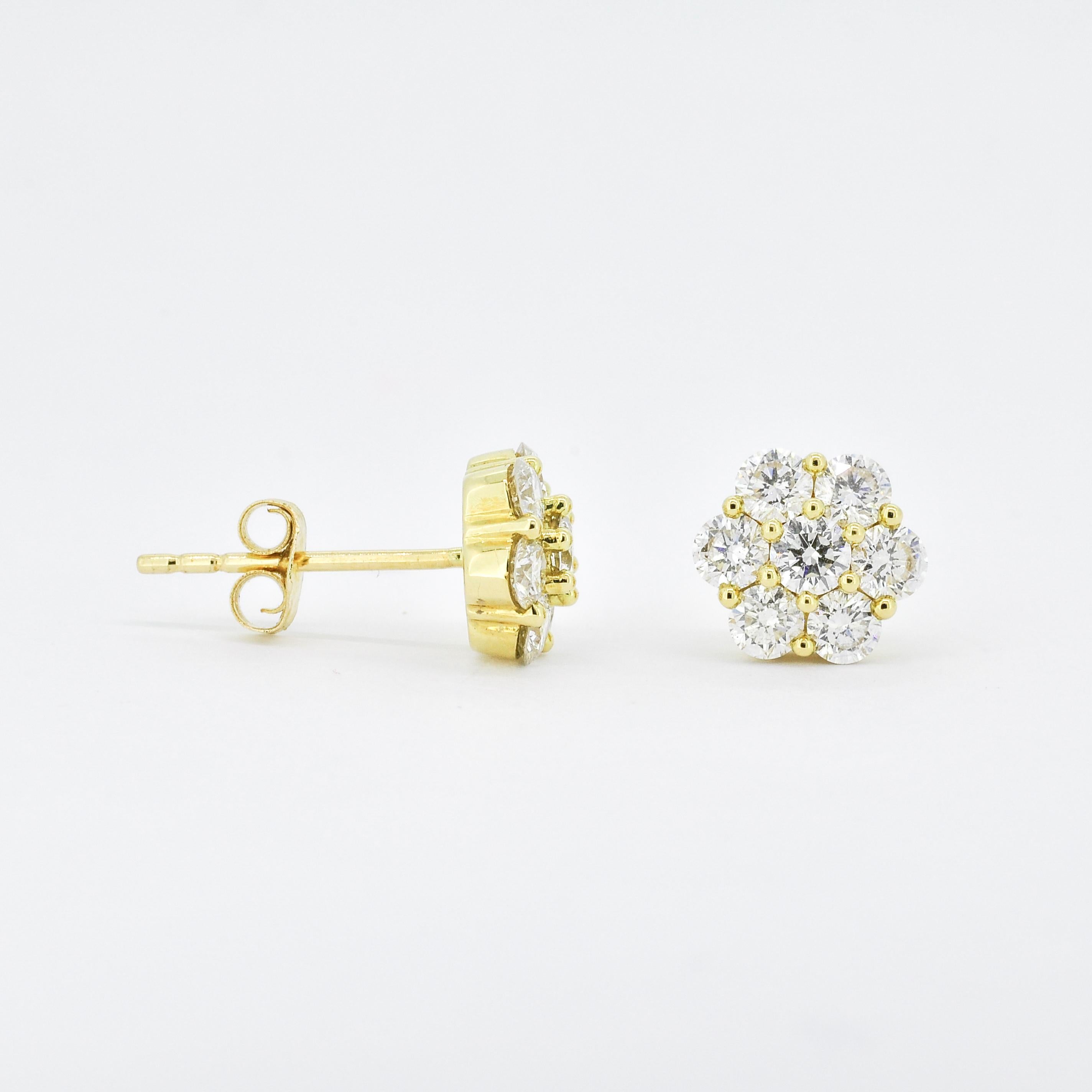 Modern Natural Diamond 0.85 carats 18 Karat Yellow Gold Classic Cluster Stud Earrings For Sale