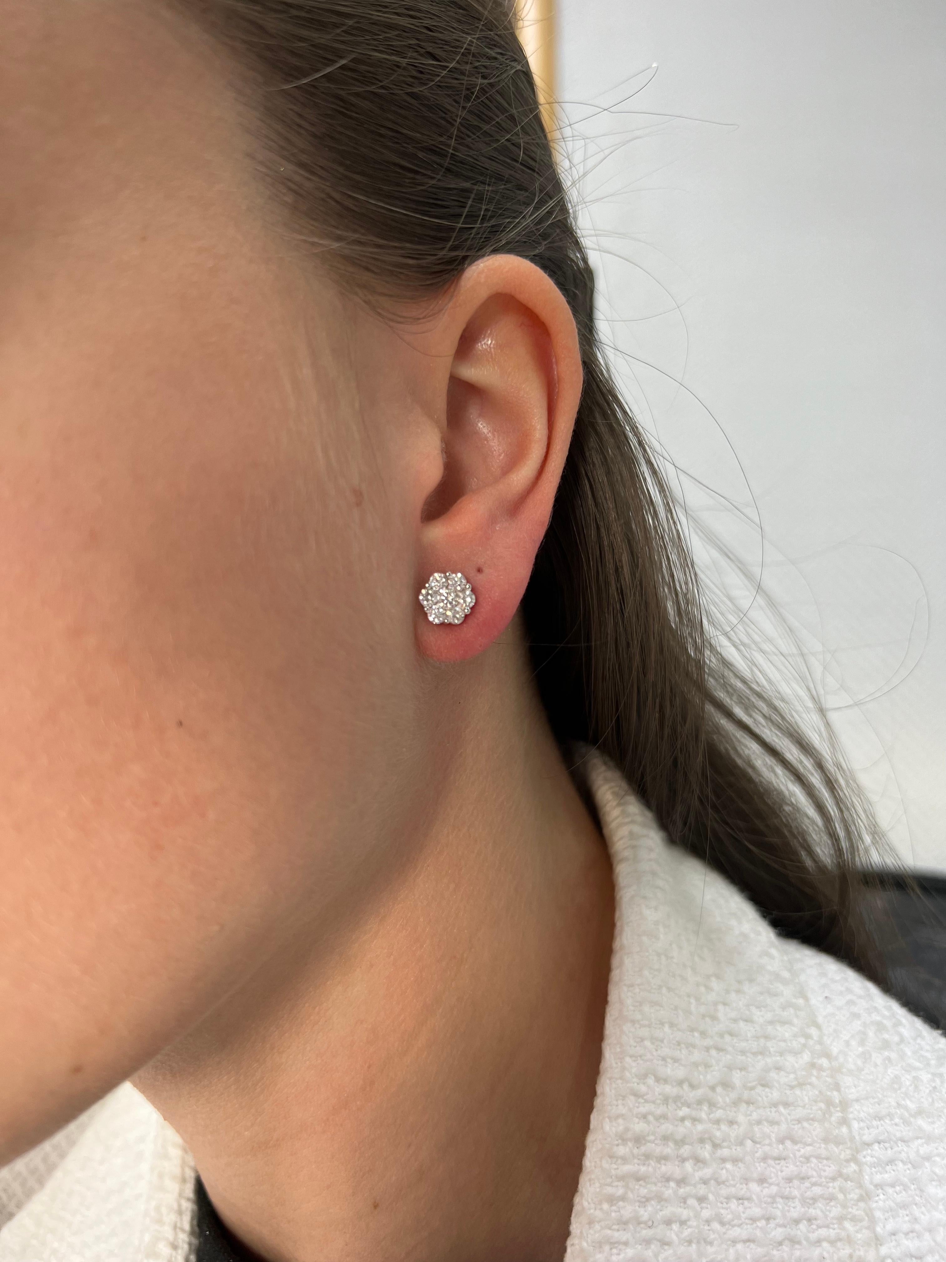 Round Cut Natural Diamond 0.85 carats 18 Karat Yellow Gold Classic Cluster Stud Earrings For Sale