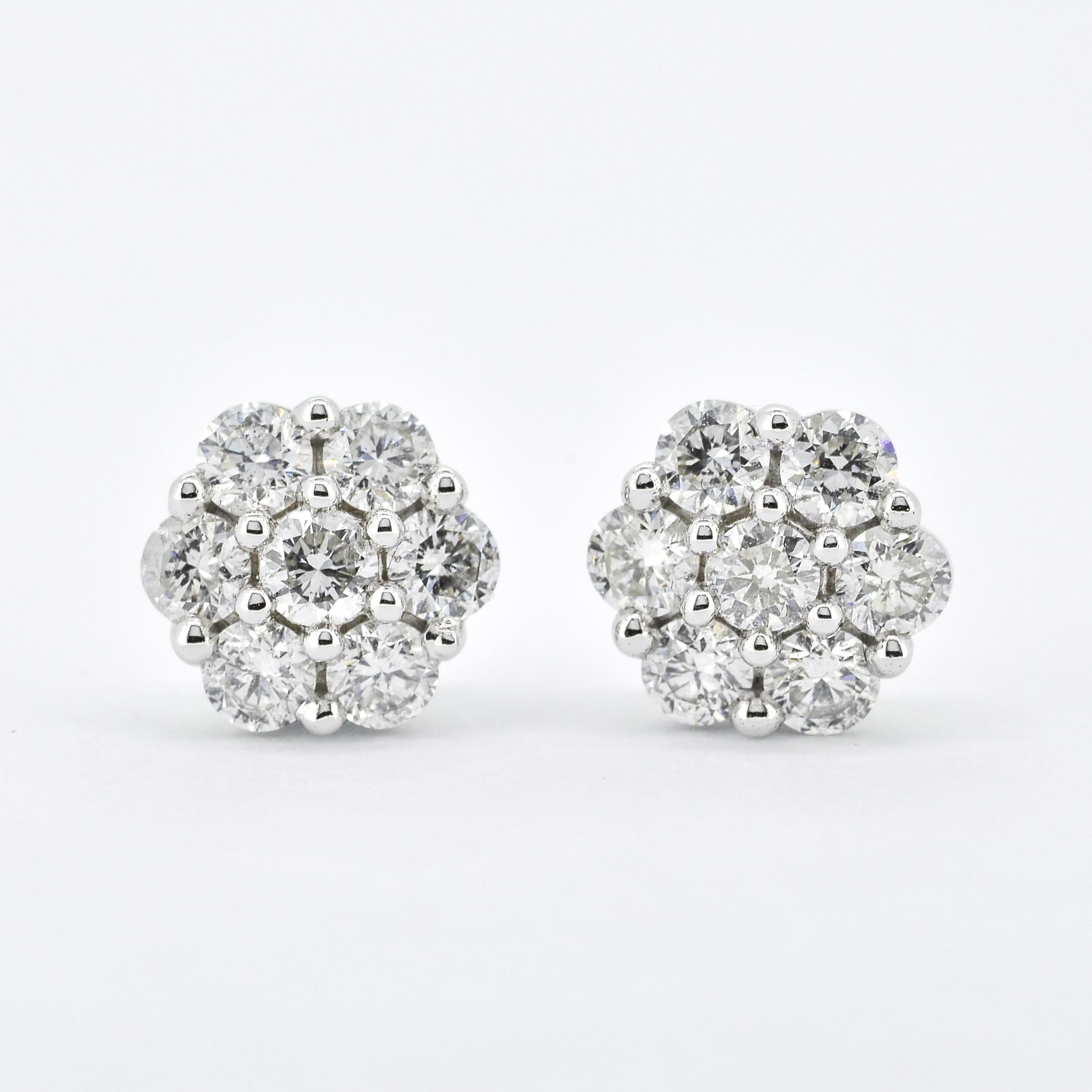 Women's or Men's Natural Diamond 0.85 carats 18 Karat Yellow Gold Classic Cluster Stud Earrings For Sale