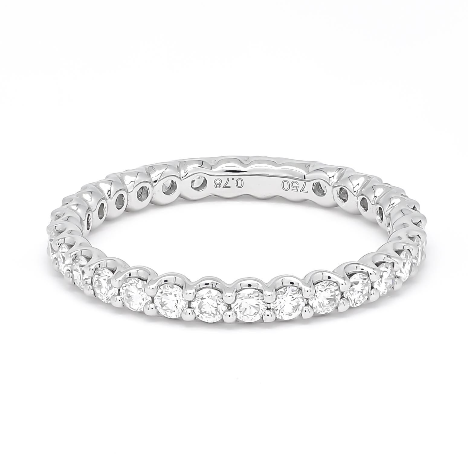 Erleben Sie die zeitlose Eleganz unseres exquisiten Diamantbandes, ein wahres Meisterwerk aus glänzendem 18-Karat-Weißgold. Dieser atemberaubende Ring zeichnet sich durch ein durchgehendes Band aus runden Diamanten aus, die sorgfältig gefasst sind