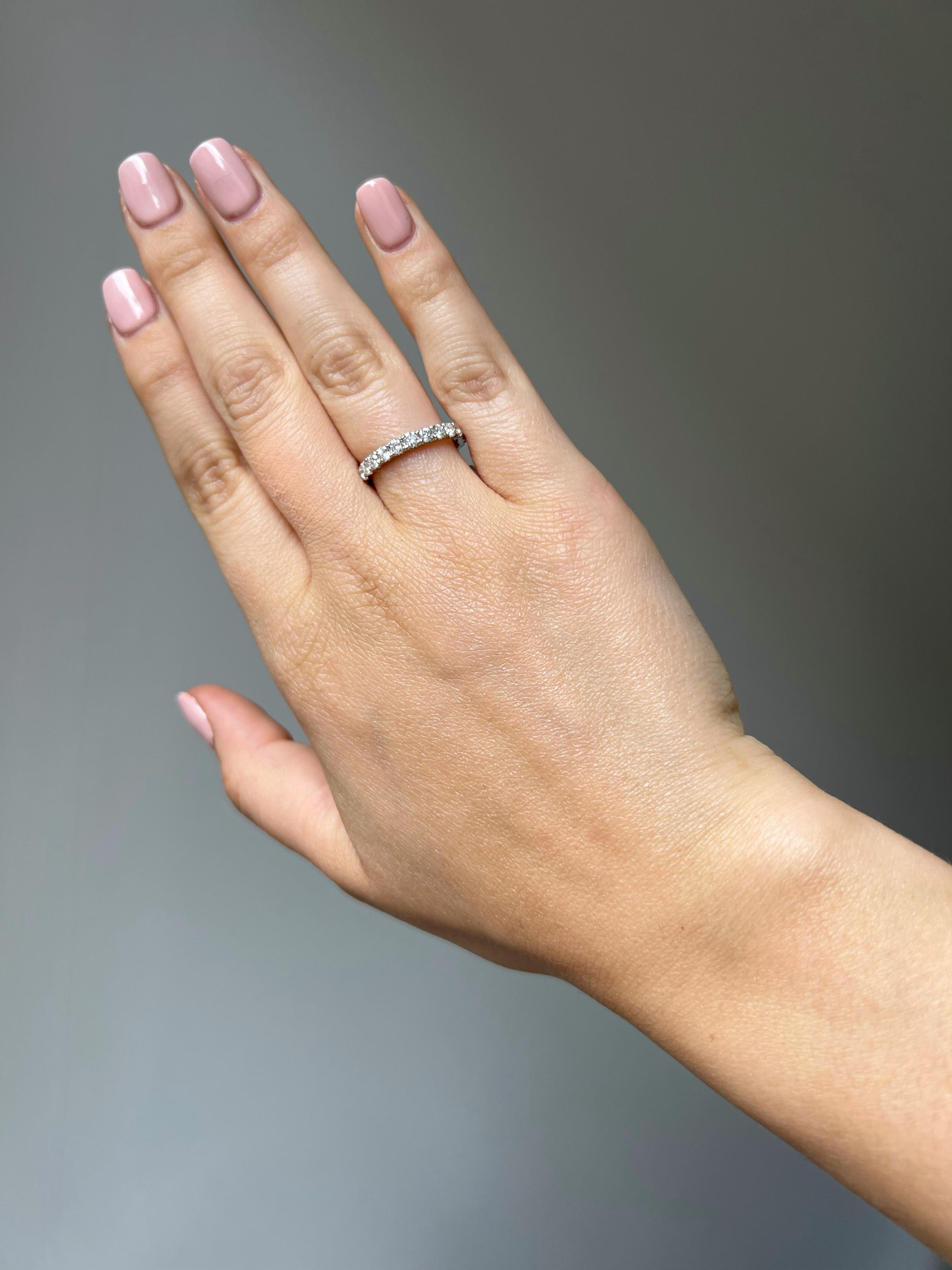 Alliance d'éternité complète en or blanc 18 carats avec diamant naturel de 0,85 carat en vente 2
