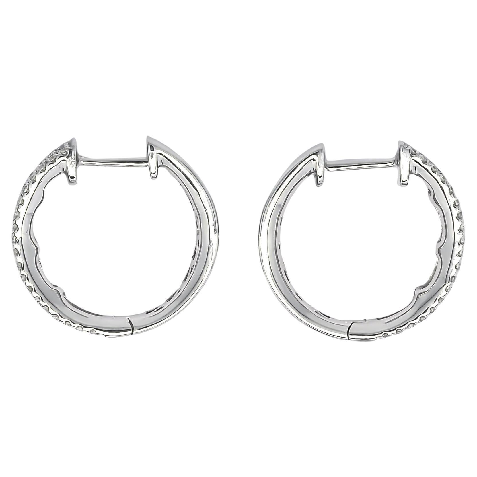 Eleva tu estilo a nuevas cotas de sofisticación y gracia con nuestros exquisitos pendientes de aro, diseñados para cautivar a cada paso. Estos impresionantes pendientes están adornados con brillantes diamantes de talla redonda engastados en