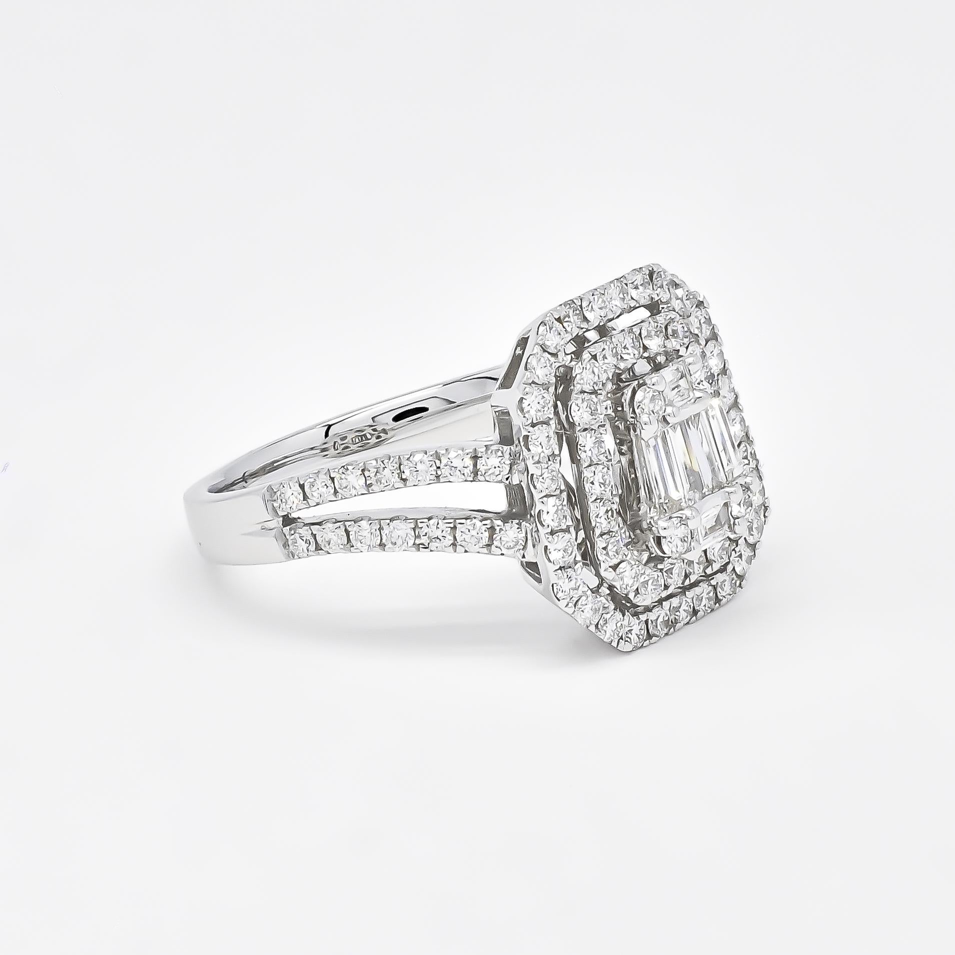 La bague en or blanc 18kt Cluster Double Halo Statement Ring est une magnifique bague en diamant moderne, parfaite pour celles qui aiment faire une déclaration avec leurs bijoux. Le double halo, avec une grappe de diamants baguettes et ronds, ajoute