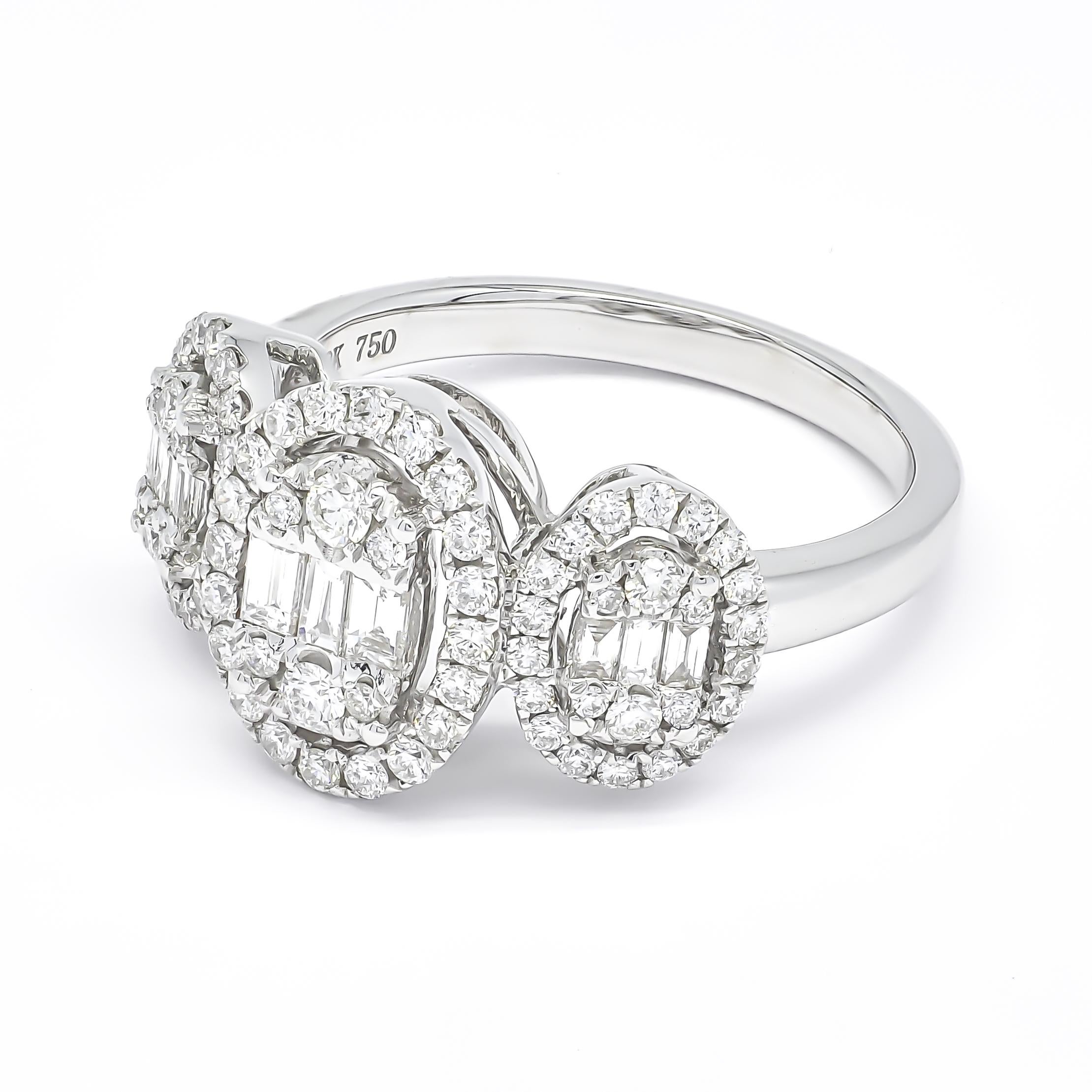 Un trio de baguettes de forme ovale est encadré par un magnifique Halo sur cette superbe bague de fiançailles en or blanc.

Ultra-moderne et superbement glamour, faites le vœu de briller avec cette bague de fiançailles en diamant baguette et rond