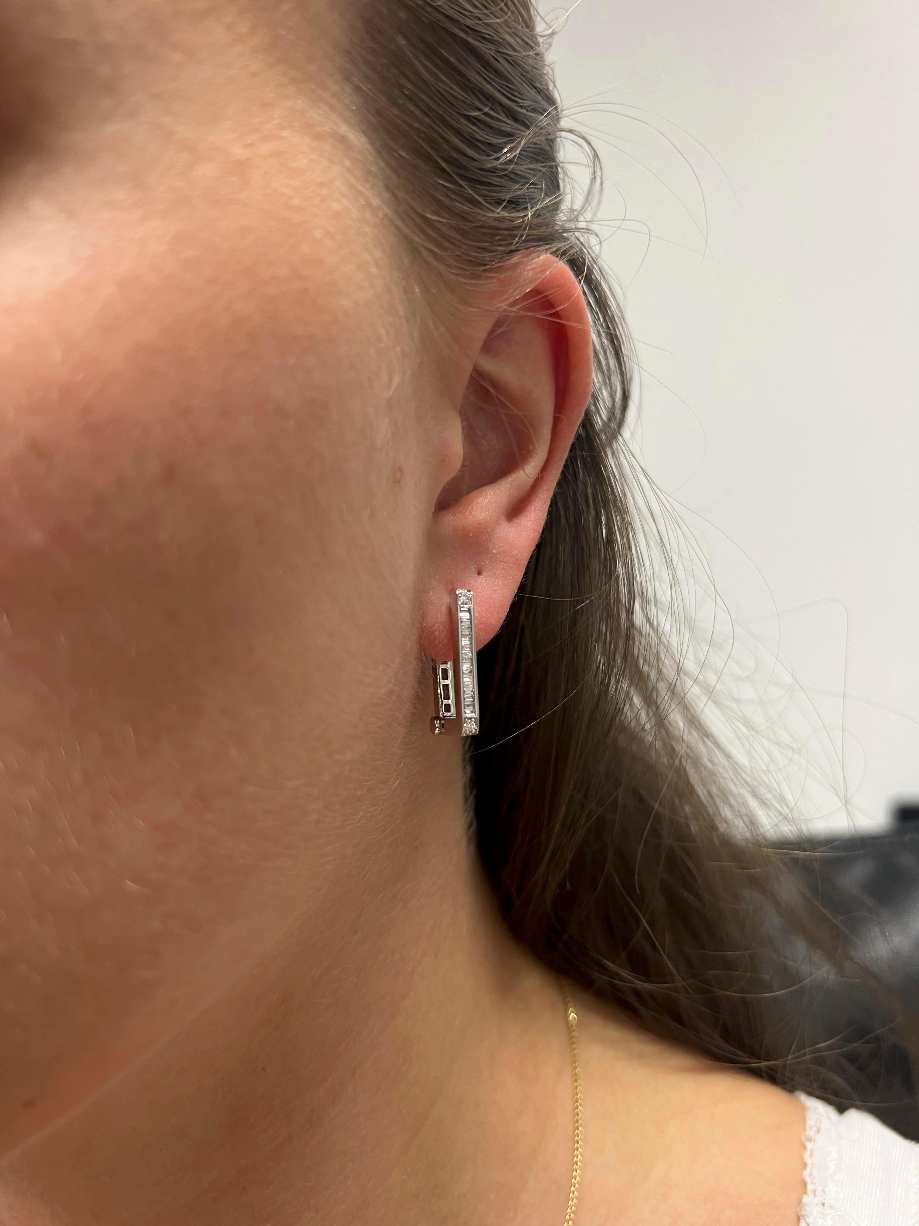 Diamante naturale  Orecchini a cerchio Baguette In e Out in oro bianco 18 carati da 0,92 carati in vendita 4
