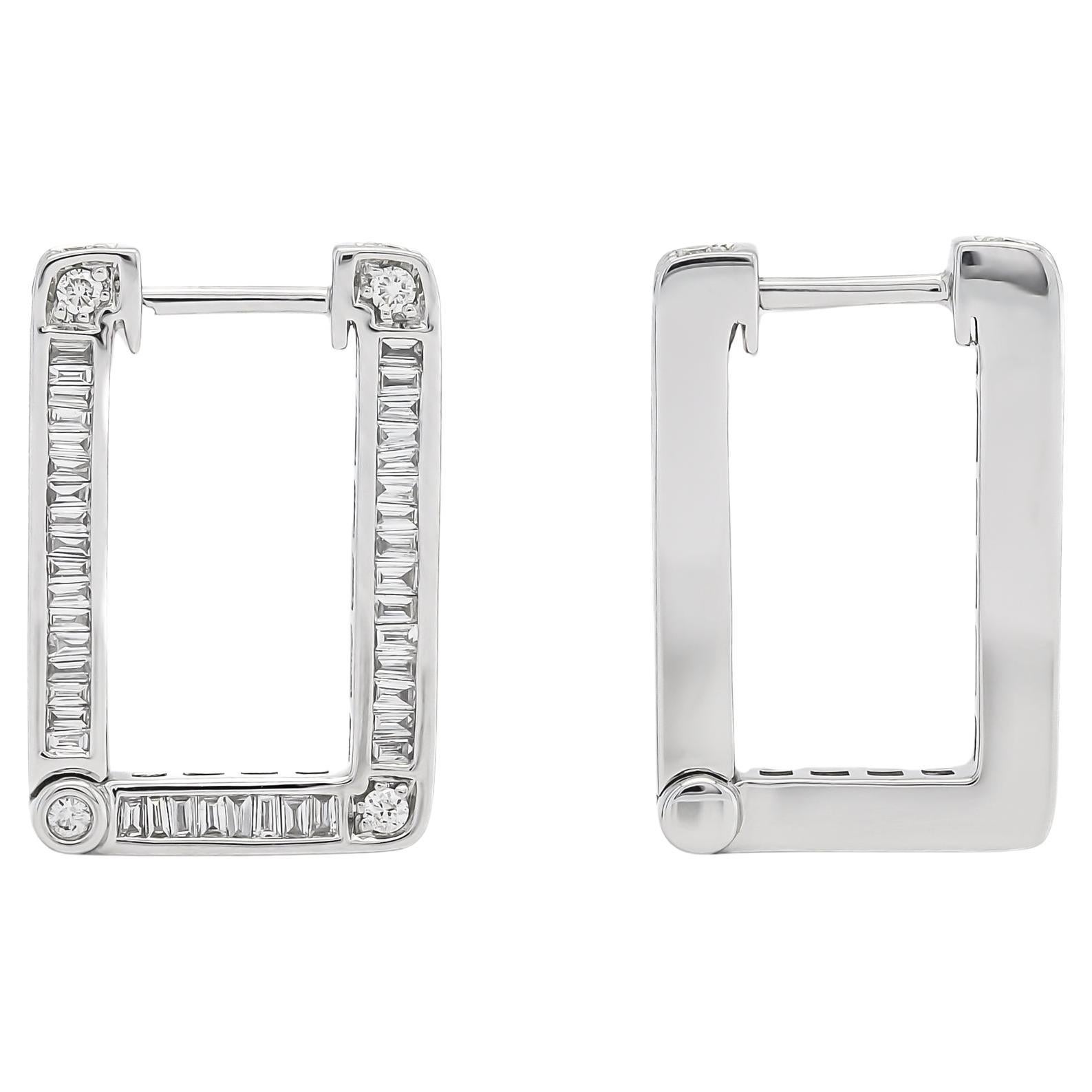 Esibisci eleganza con i nostri orecchini a cerchio Inside Out Baguette Quad in oro bianco 18 carati, impreziositi da 0,90 carati di squisiti diamanti con taglio a baguette. 

Realizzati meticolosamente alla perfezione, i diamanti scintillano e