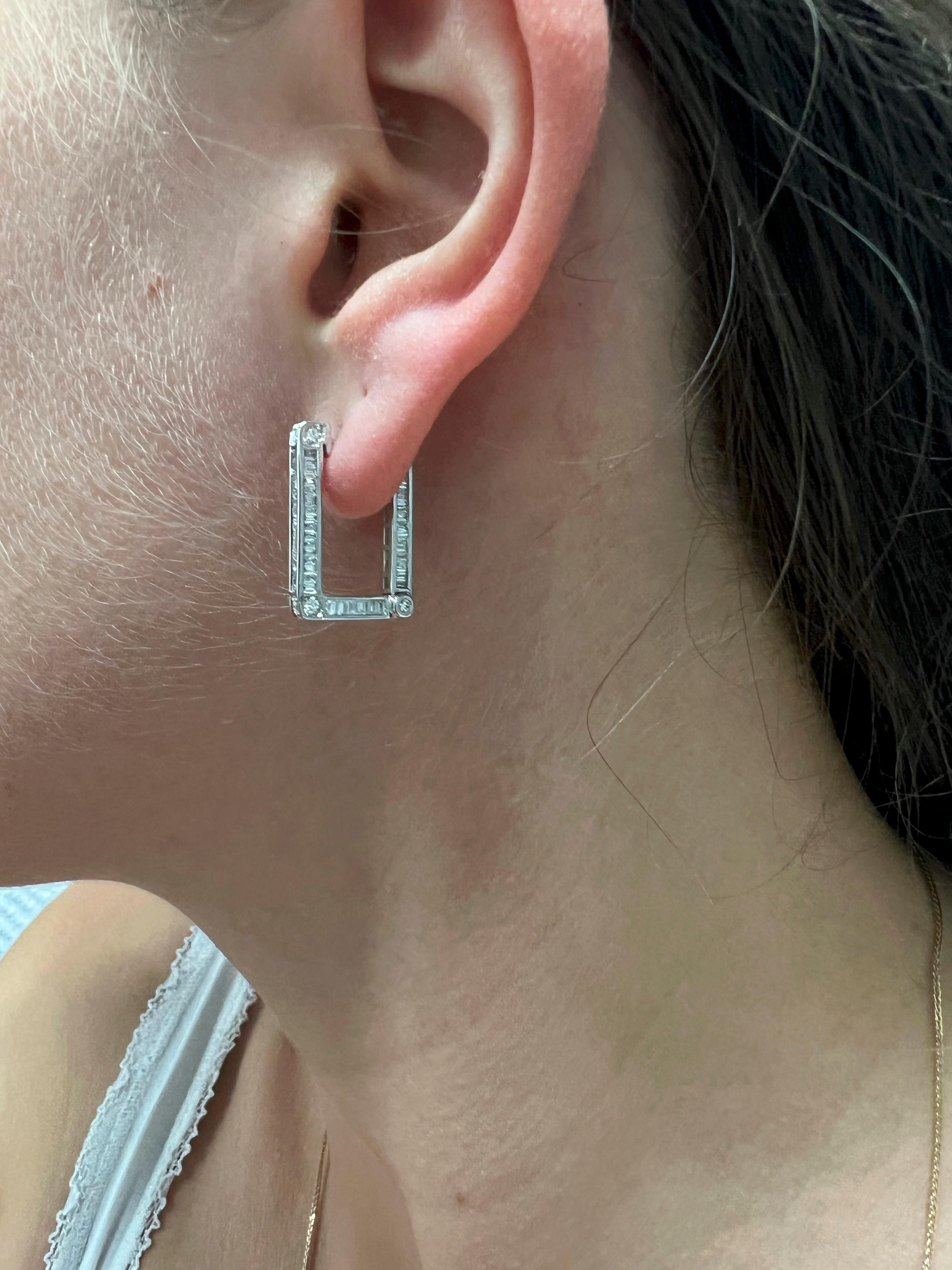 Diamante naturale  Orecchini a cerchio Baguette In e Out in oro bianco 18 carati da 0,92 carati in vendita 2