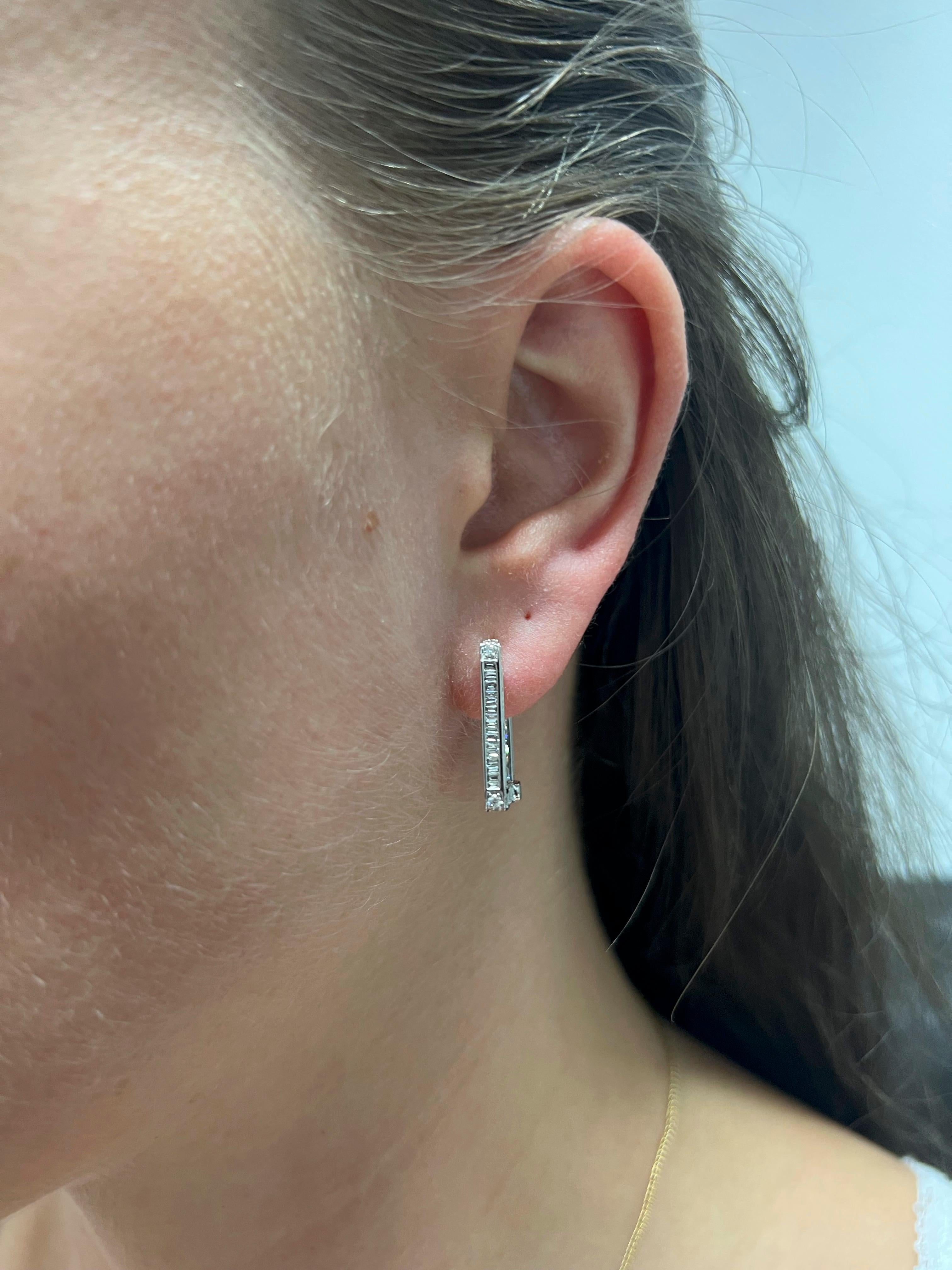 Diamante naturale  Orecchini a cerchio Baguette In e Out in oro bianco 18 carati da 0,92 carati in vendita 3