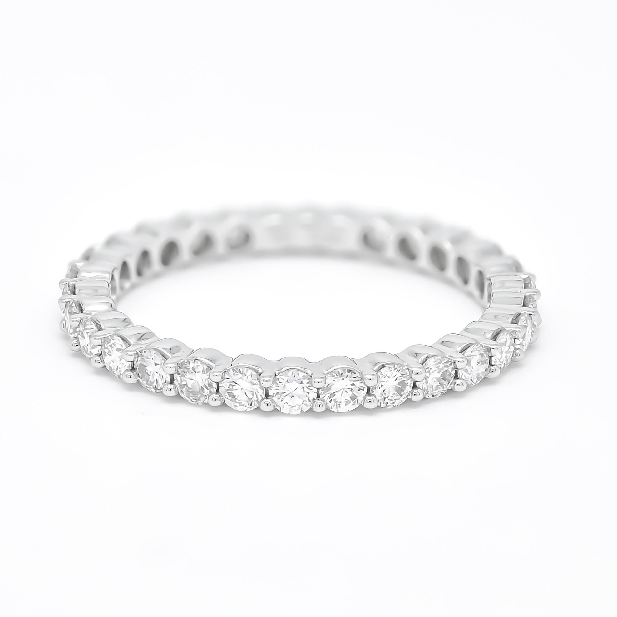 Alliance d'éternité en or blanc 18 carats avec diamant naturel de 0,93 carat en vente 2