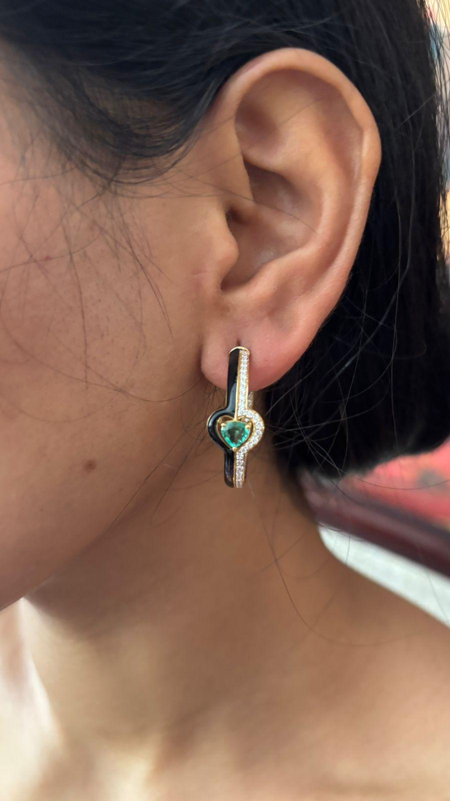 Pendiente de diamante natural de 0,93cts y esmeralda de 0,73cts en oro de 18k en venta 1