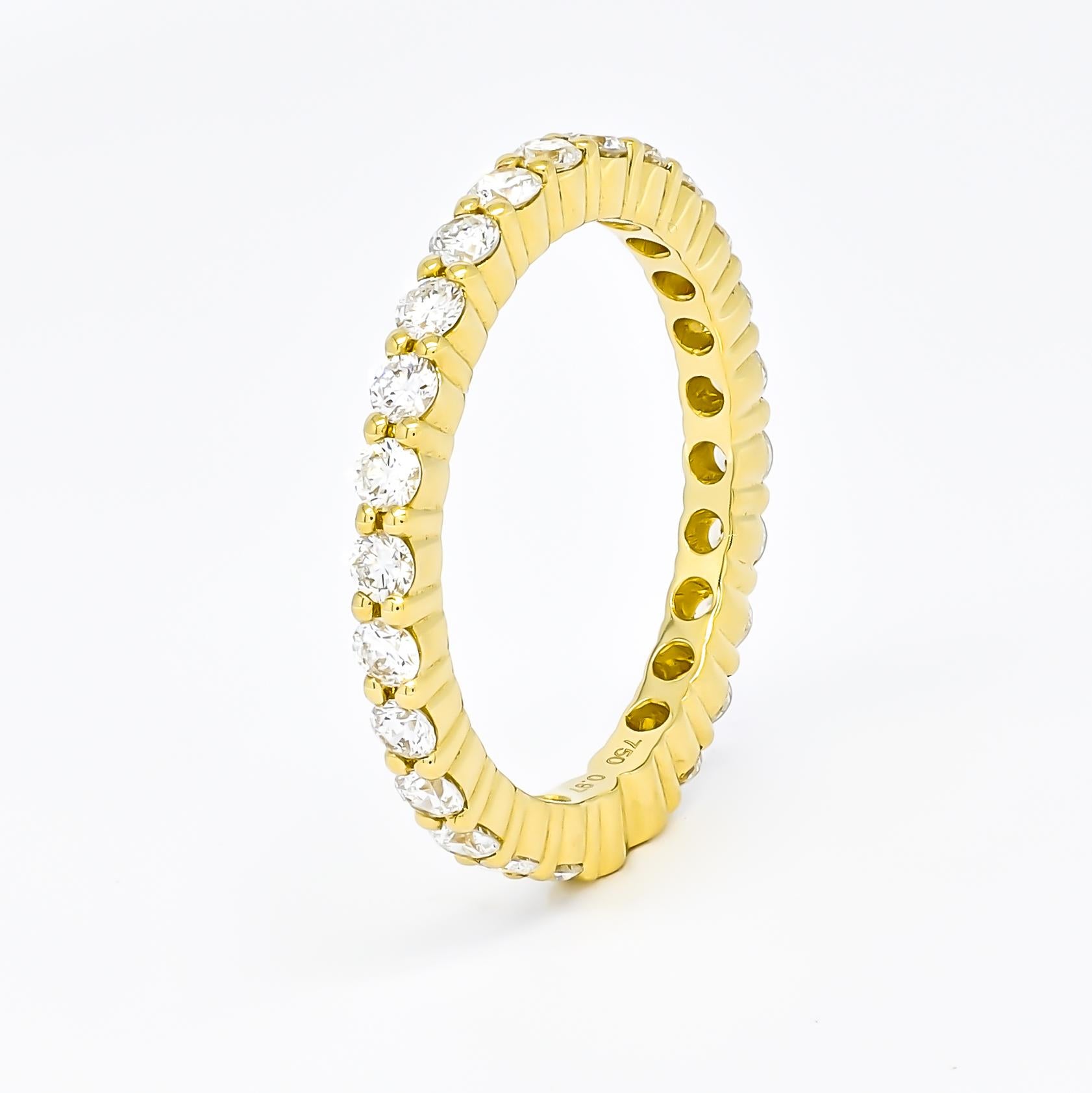 Découvrez la beauté intemporelle et la sophistication de notre bracelet en diamant, un véritable chef-d'œuvre méticuleusement réalisé en or jaune 18 carats lustré. Cette élégante bague présente une bande continue de diamants de forme ronde,