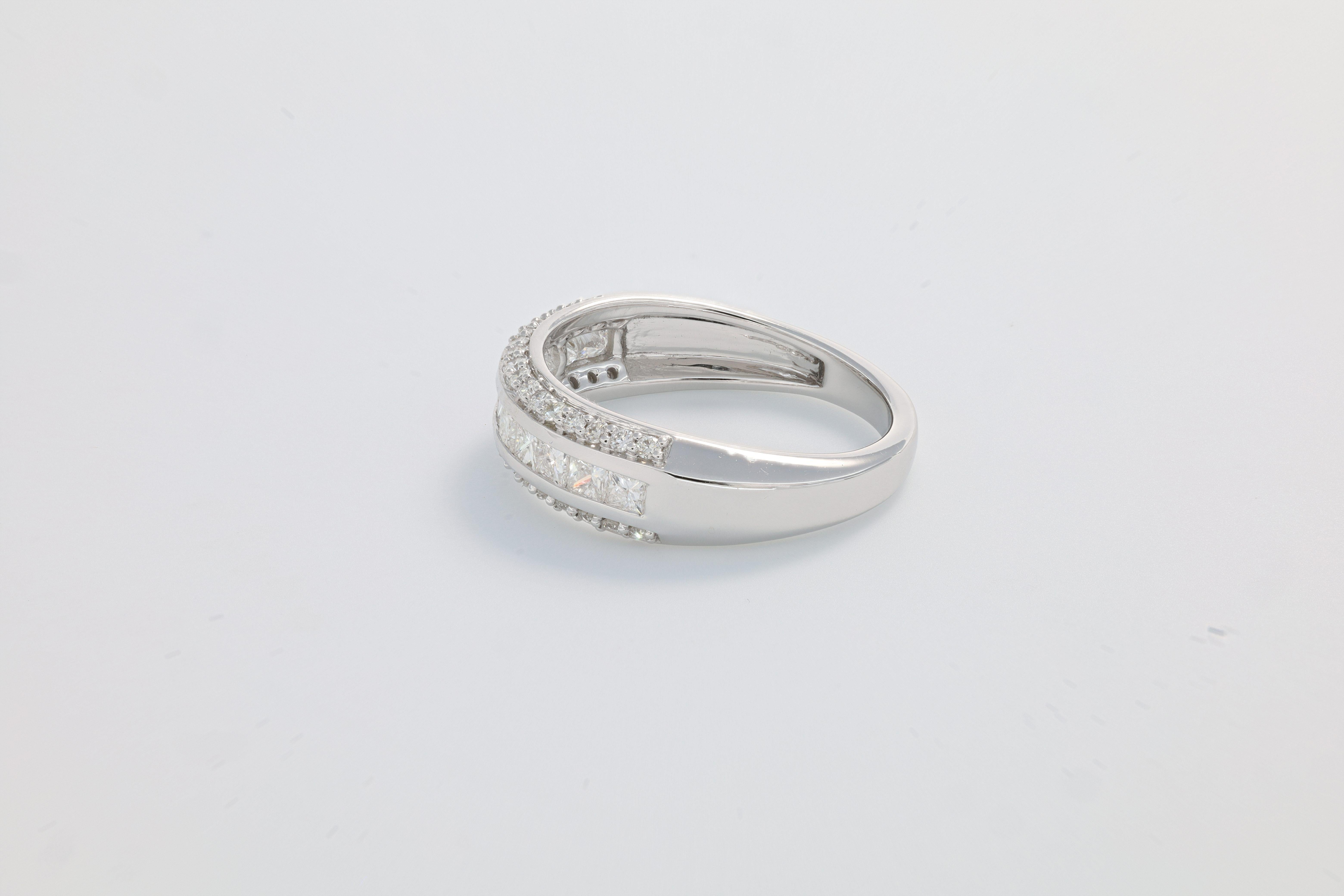 Natural Diamond 1.00 carat 18KT White Gold Modern Band Ring (Carréschliff) im Angebot