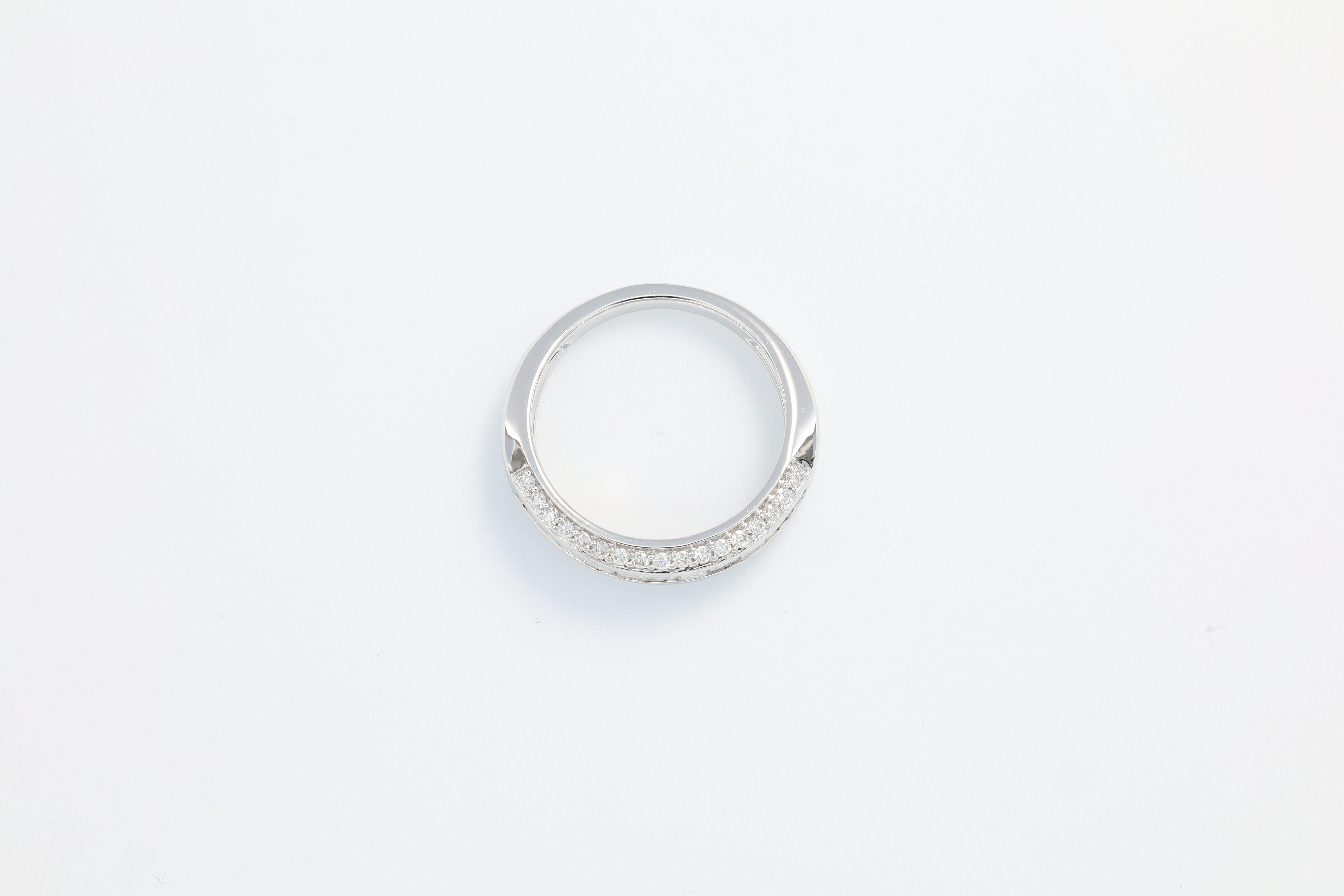 Natural Diamond 1.00 carat 18KT White Gold Modern Band Ring im Zustand „Neu“ im Angebot in Antwerpen, BE