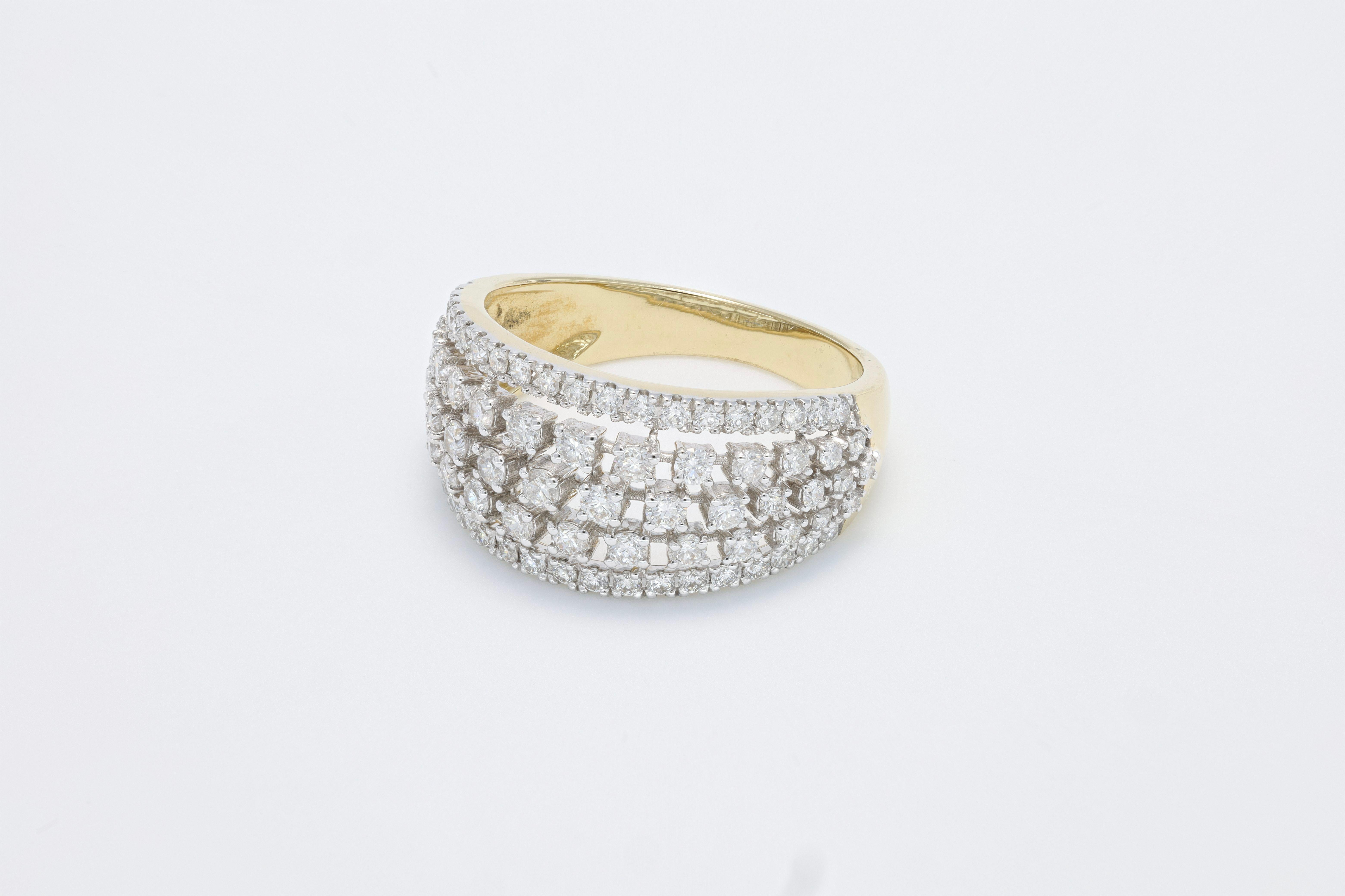 Round Cut Natural Diamond 1.00 carats 18 KT Yellow Gold Statement Ring  For Sale