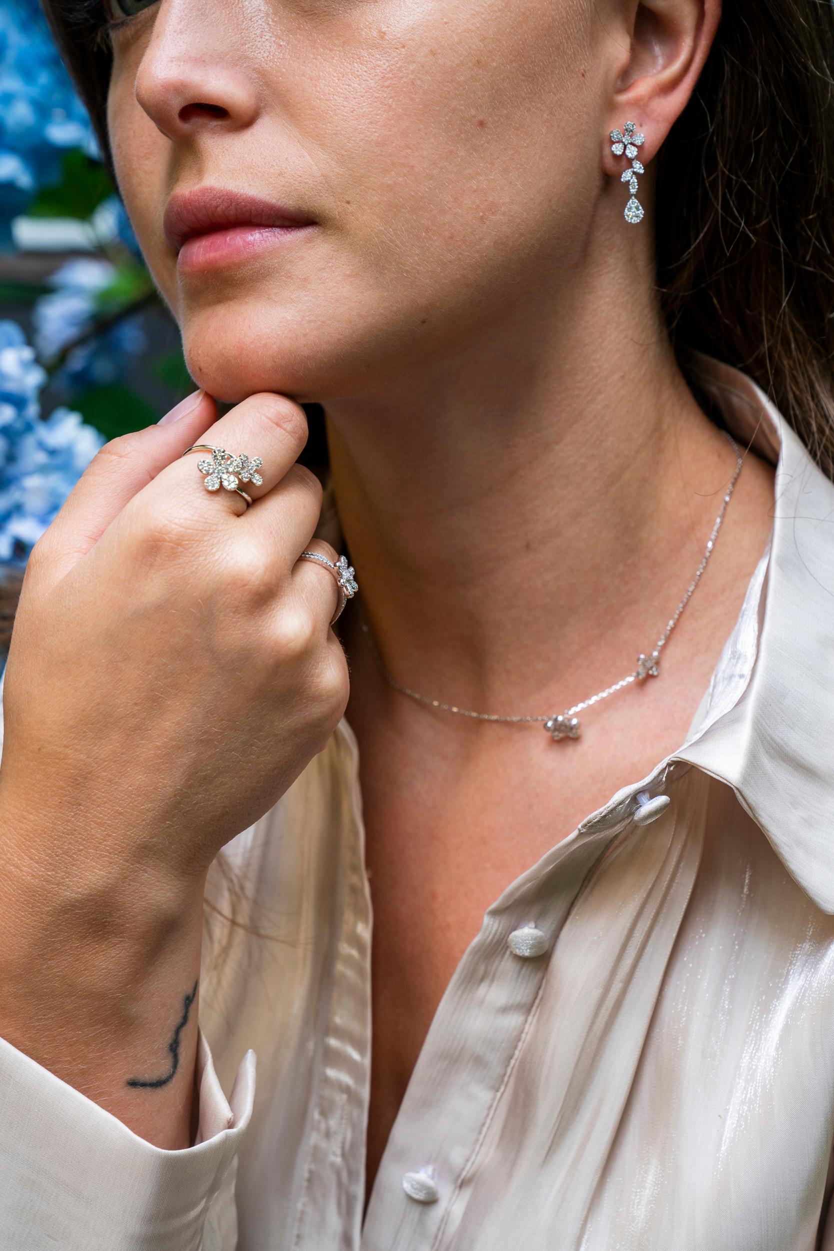 Orecchini pendenti con diamante naturale da 1,00 carati in oro bianco 18 carati con pera a fiore in vendita 1